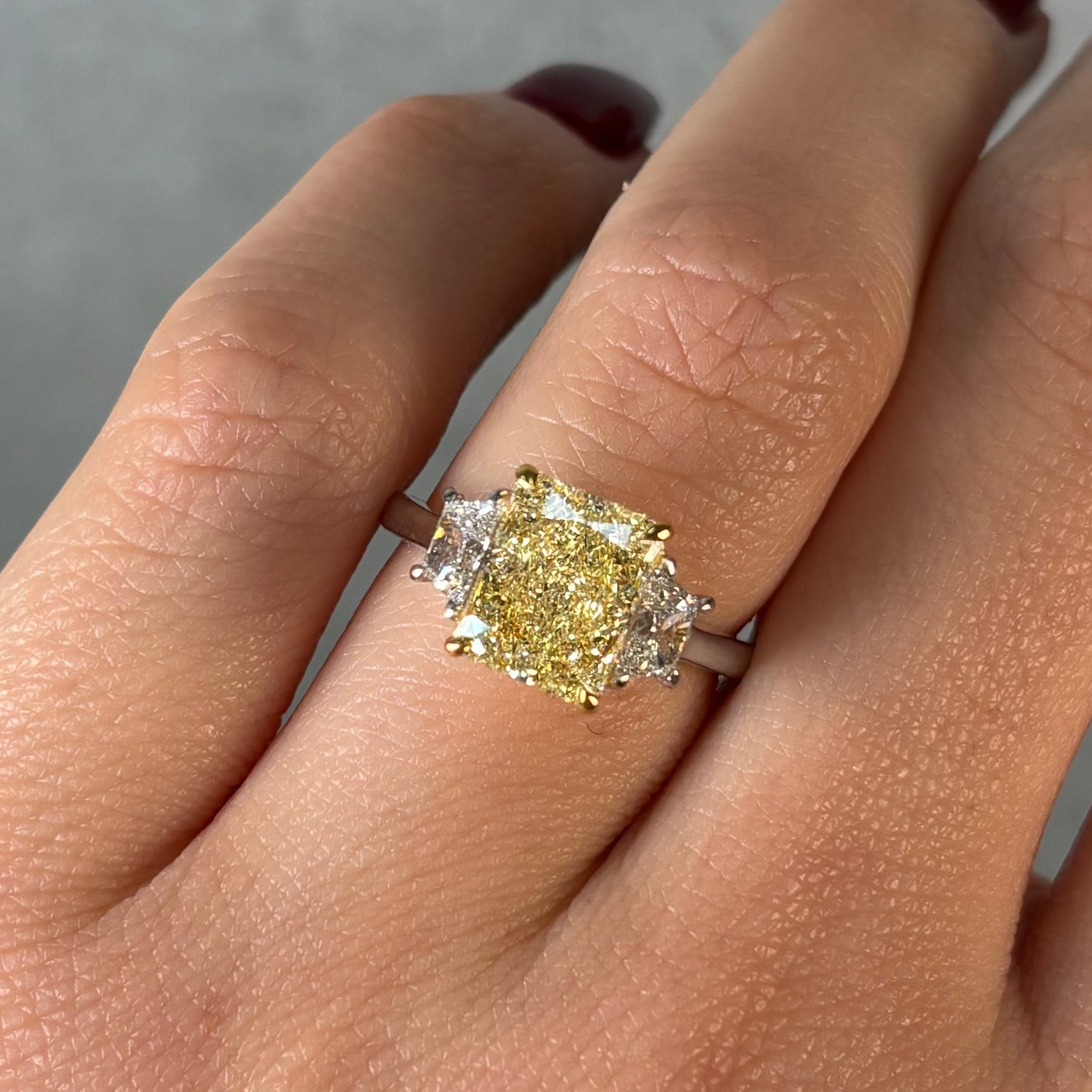 Moderne Bague de fiançailles à diamant jaune radiant de 3 carats en vente