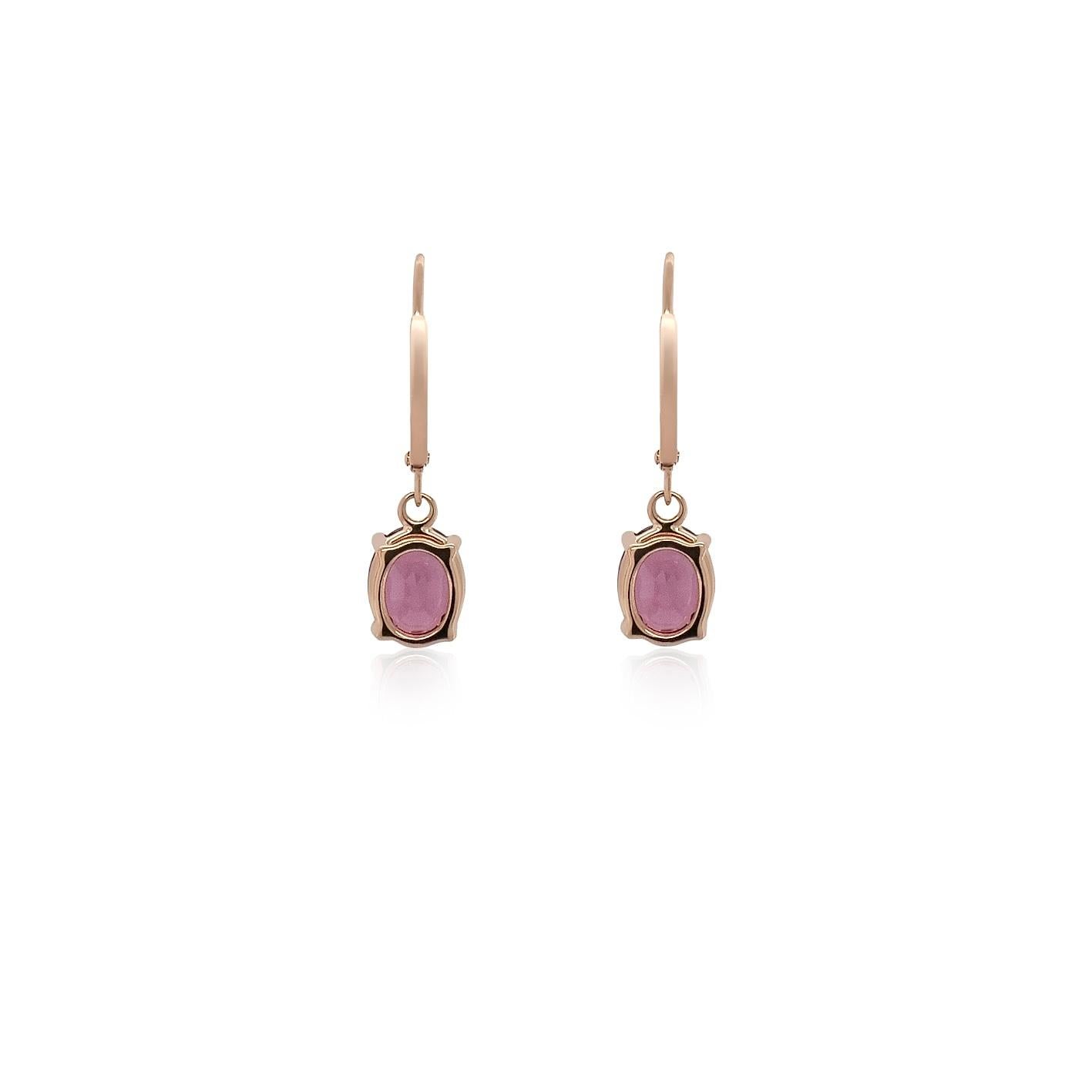 Eleganti e raffinati, questi orecchini pendenti in oro rosa 18 carati presentano rodoliti ovali da 3 carati incastonati in un filo sottile e delicato. Un design minimalista realizzato secondo i più alti standard: semplice, ma innegabilmente lussuoso.