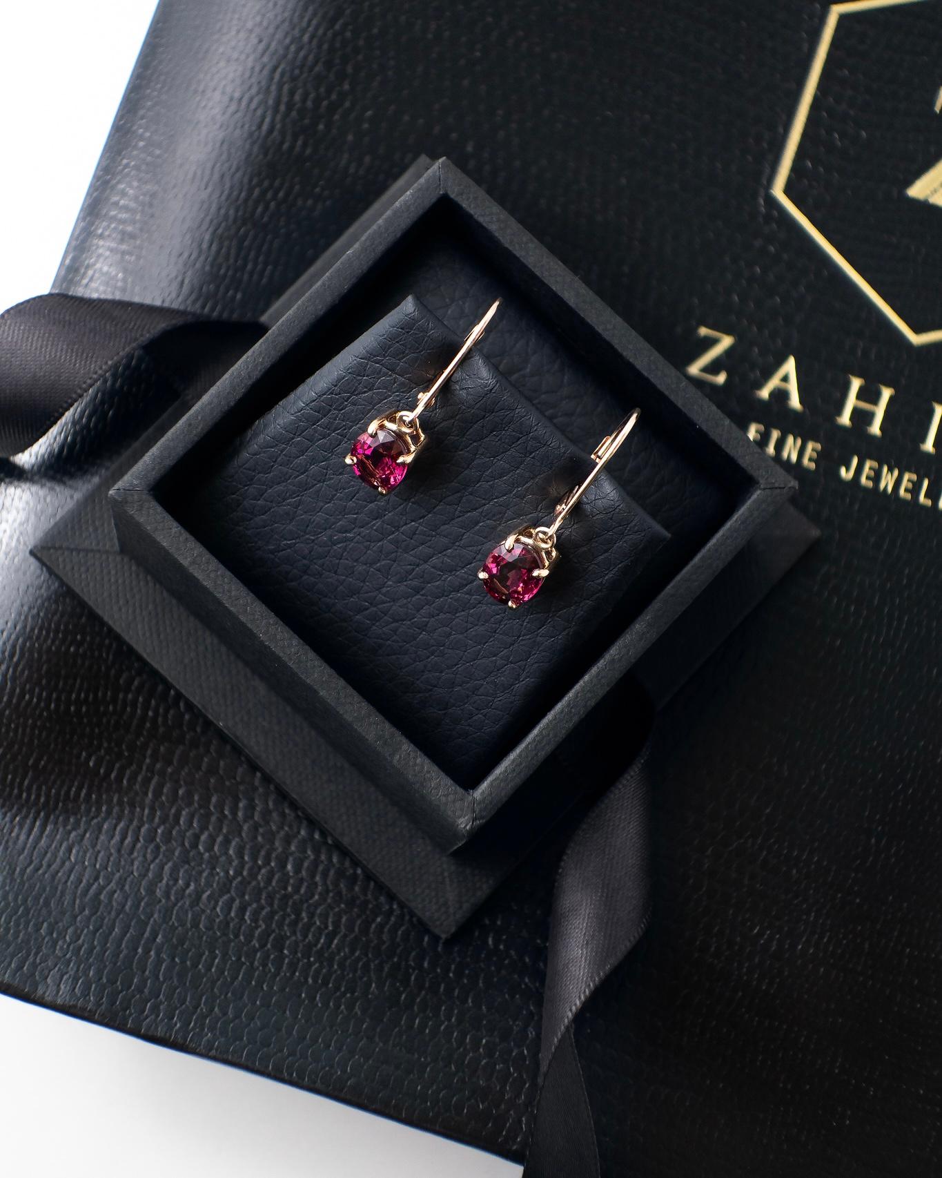 Moderno Orecchini pendenti con rodolite da 3 carati in oro rosa 18 carati in vendita