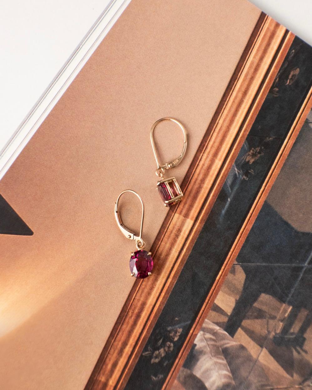 Orecchini pendenti con rodolite da 3 carati in oro rosa 18 carati In condizioni Nuovo in vendita a Bangkok, TH