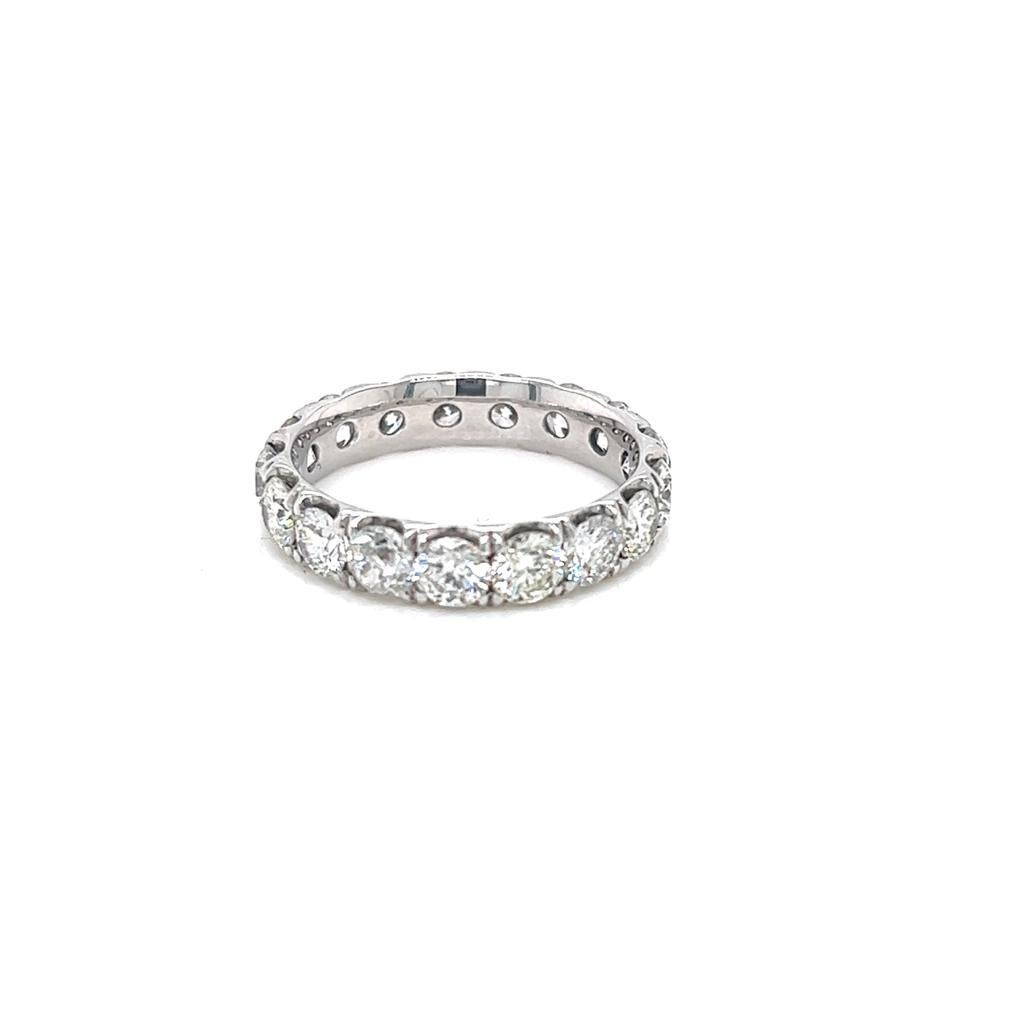 3 Karat runder Brillant-Diamant-Eternity-Ring aus 18 Karat Weißgold.

Dieser wunderschöne, zeitlose Ring besteht aus 3 Karat runden Brillanten in einer Krallenfassung auf einem Band aus 18 Karat Weißgold. Dieser funkelnde, glamouröse Ring ist