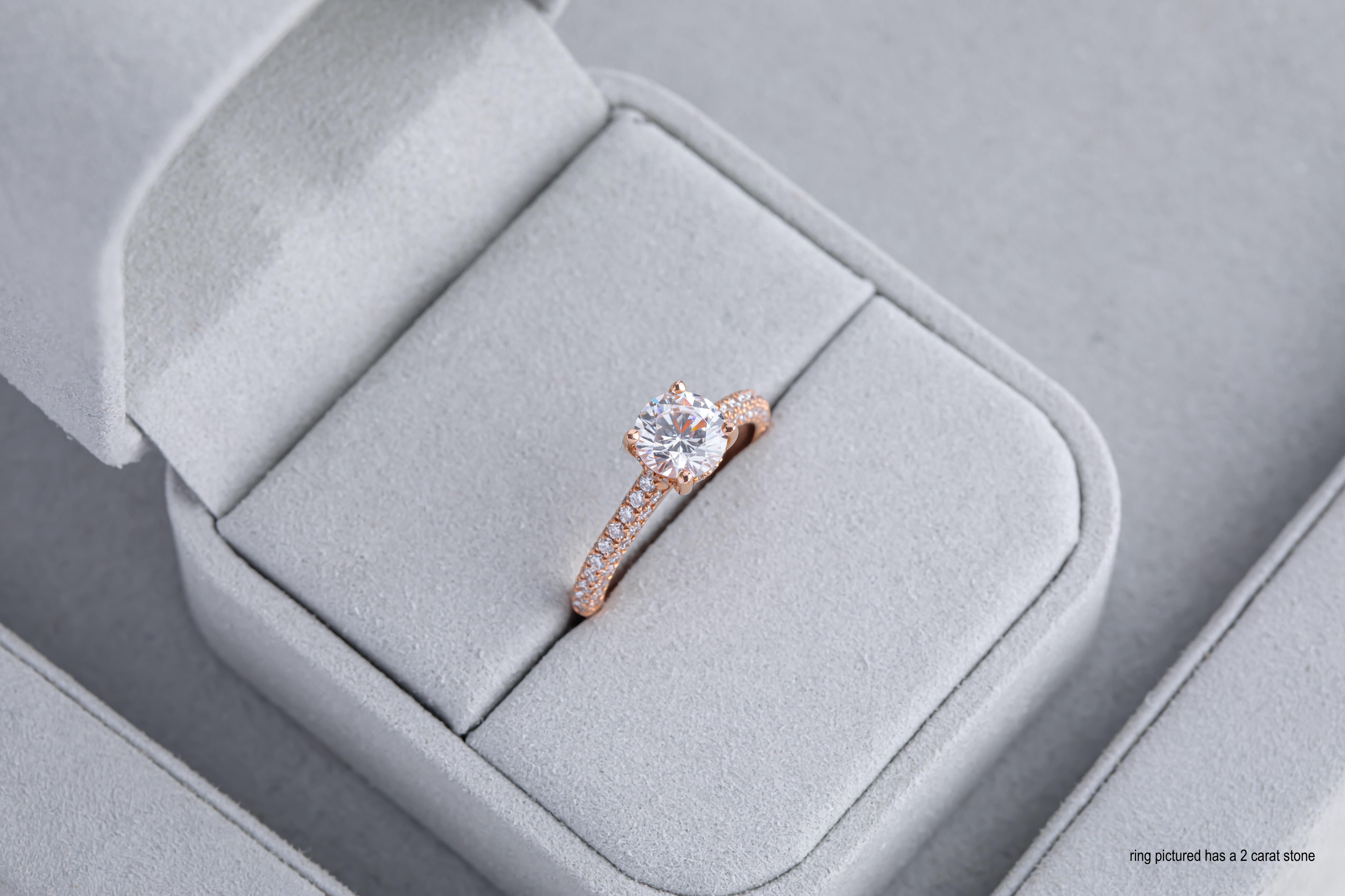 3 Karat runder Diamant Verlobungsring mit maßgefertigter 3-seitiger Pavé-Fassung im Angebot 1