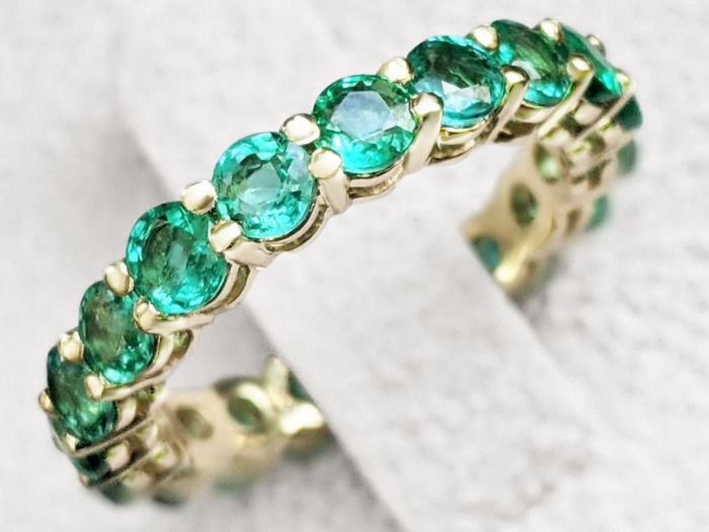 3 Carat Round Emerald Ring, 14 Karat Yellow Gold Eternity Ring In New Condition In Ramat Gan, IL