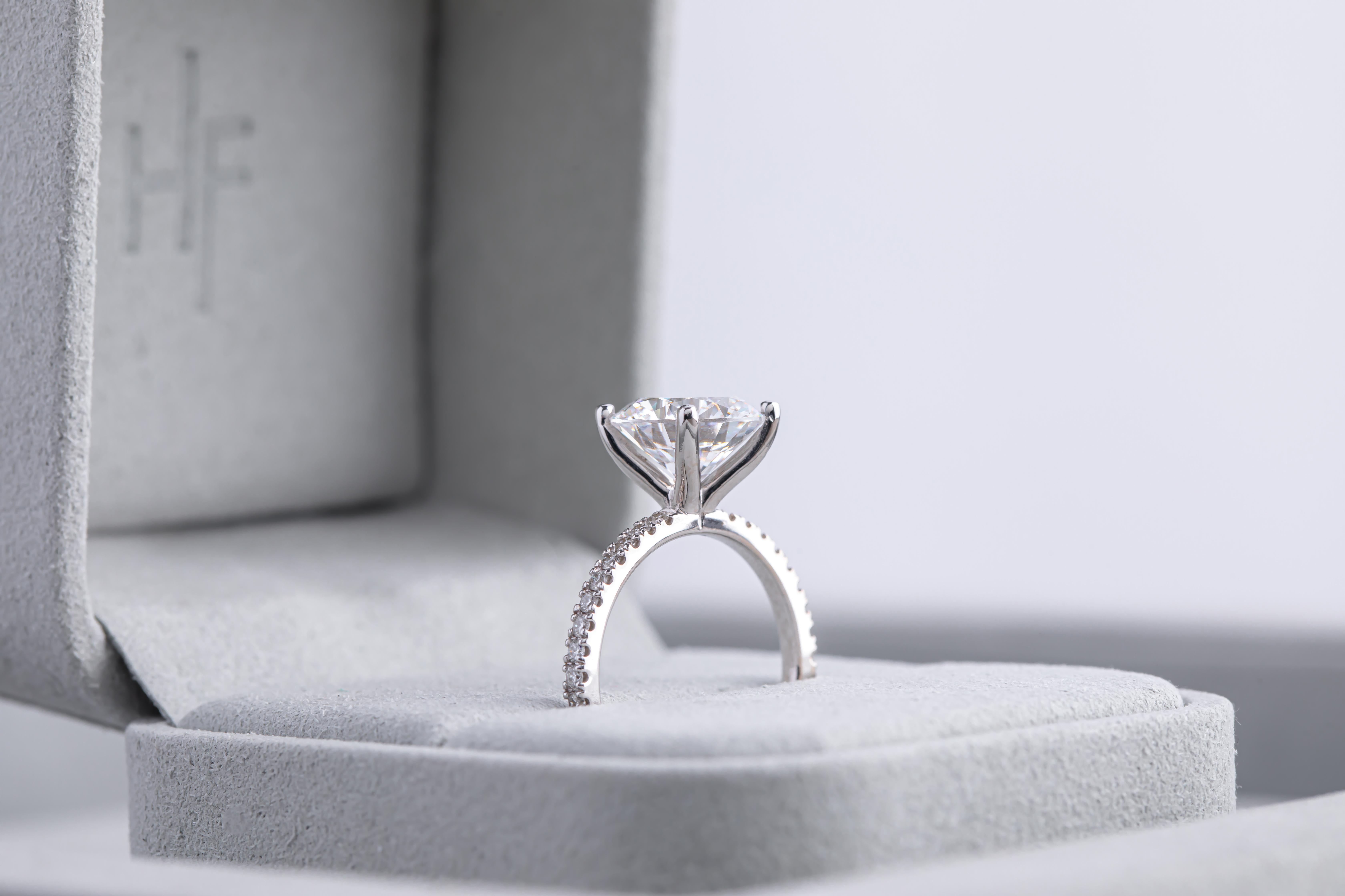 3 Karat runder Diamant-Verlobungsring mit zarter Pavé-Fassung aus Roségold im Angebot 2