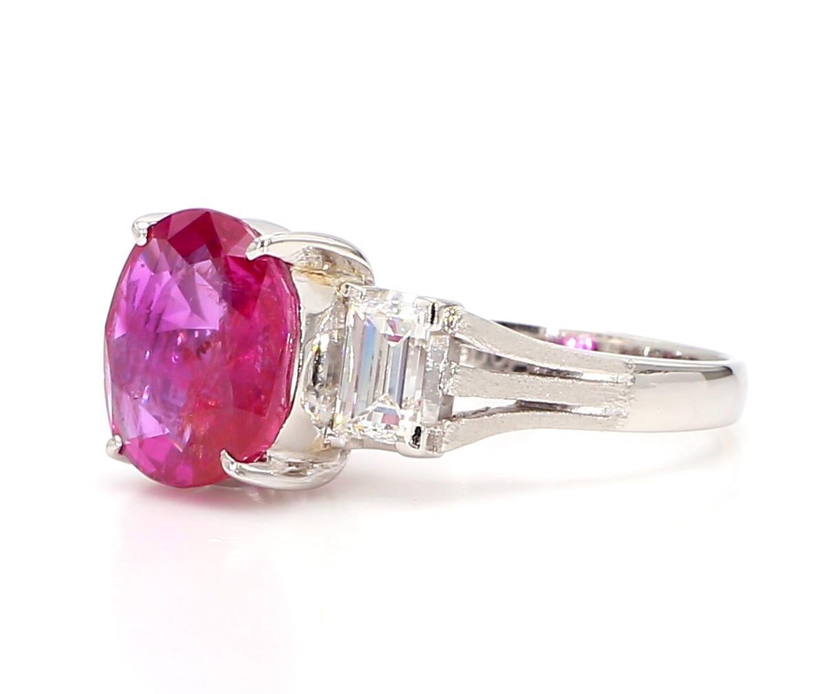 Dieser atemberaubende Ring mit 3 Karat Rubinen und Diamanten ist ein echtes Statement, das Eleganz und Luxus ausstrahlt. Das Herzstück des Rings ist ein leuchtender 3-Karat-Rubin im Ovalschliff, der von einem Halo aus funkelnden Diamanten im