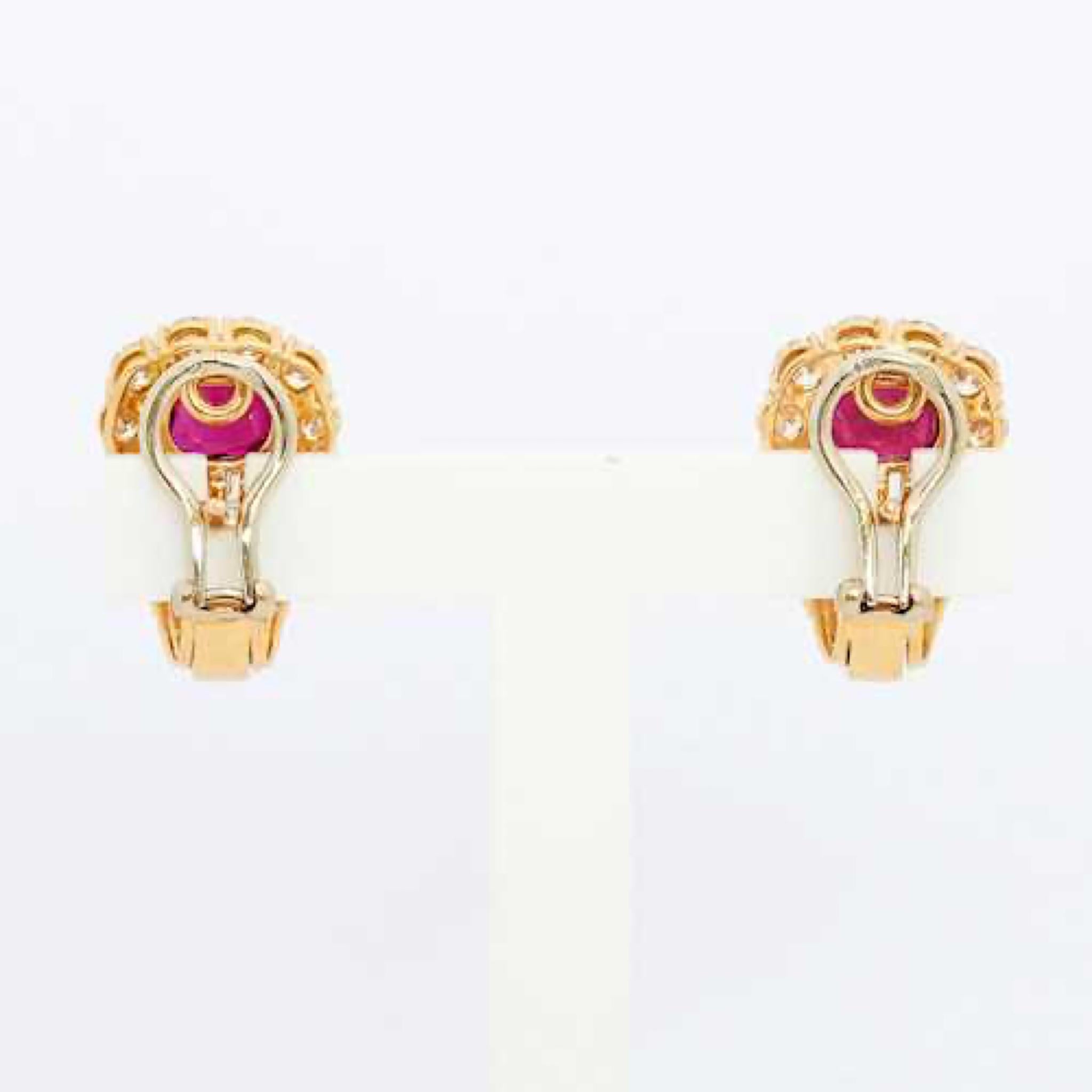 - Yellow gold 750, 8g.
- Each set with 1 oval ruby of ca. 1.50 ct, surrounded by 8 baguette-cut diamonds totalling ca. 0.80 ct and 14 brilliant-cut diamonds totalling ca. 2.20 ct. 
- Signed Bosshard. L ca. 2 cm.