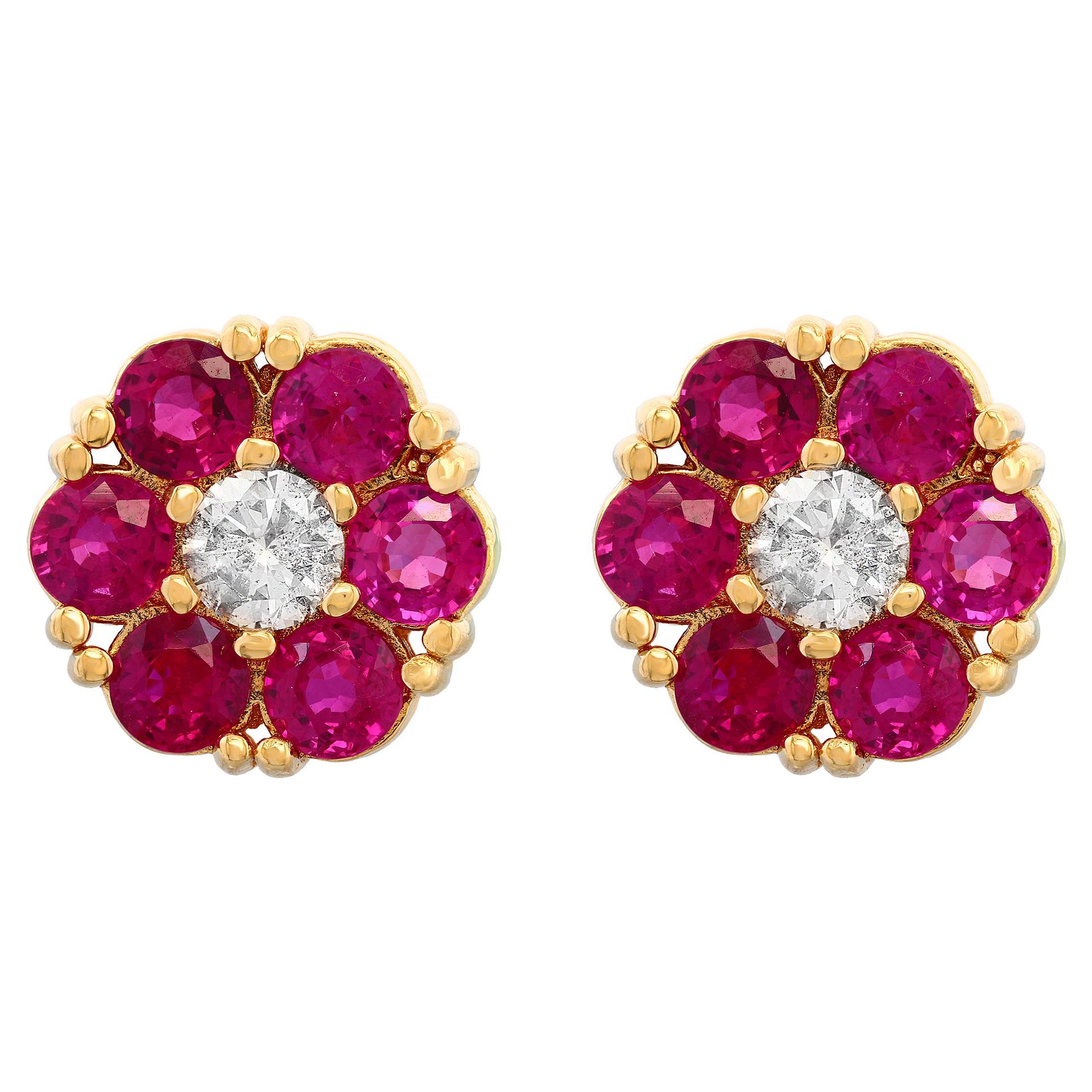 Clous d'oreilles en or jaune 14 carats avec fleurs en grappes de rubis et diamants de 3 carats