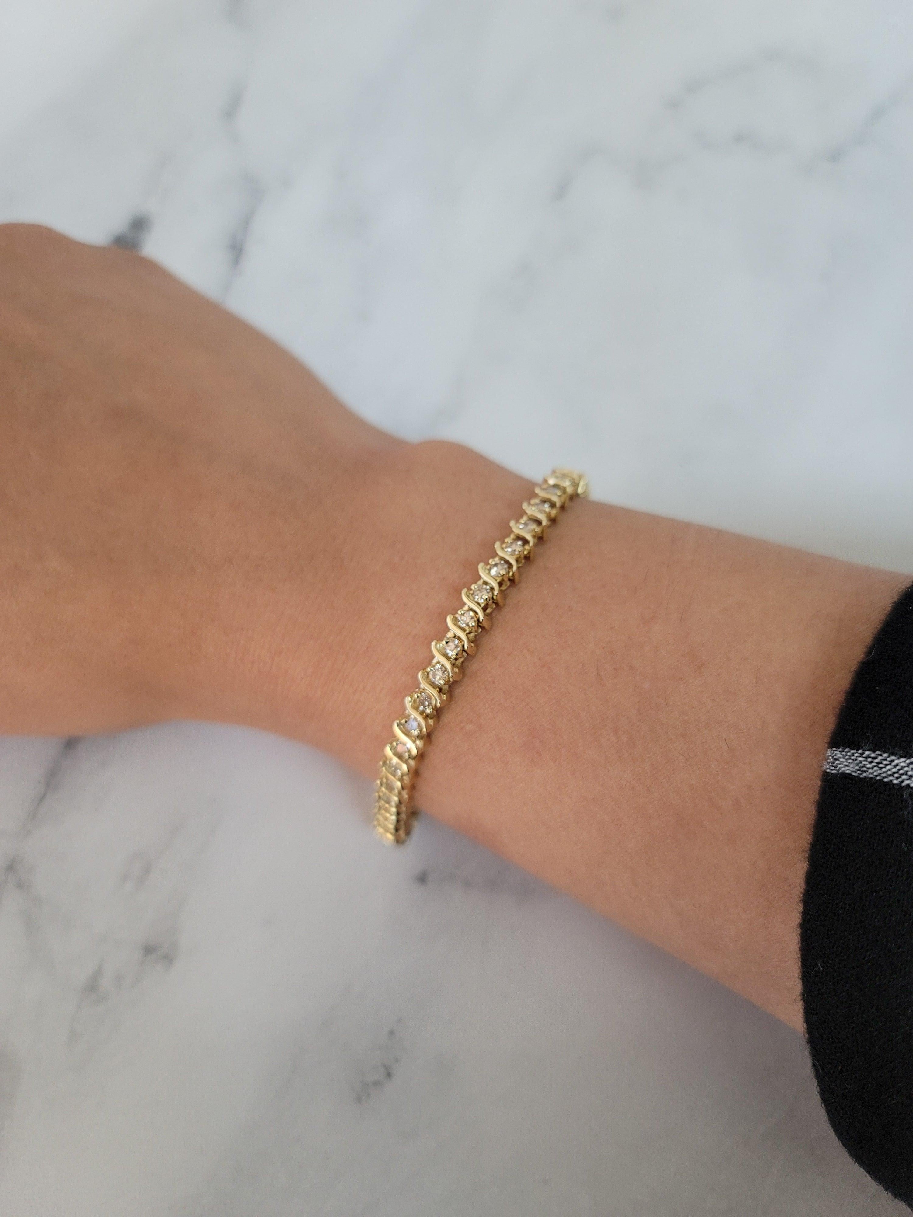 ♥ Descripción de la pulsera de tenis ♥

Piedra principal: Diamante 
Aprox. Peso en quilates: 3,00 ctw
Corte del diamante: Redondo
Tipo de metal: Oro amarillo de 14 quilates 
Metal Peso: 13-16 gramos
Anchura: 5 mm
Longitud de la pulsera: 7