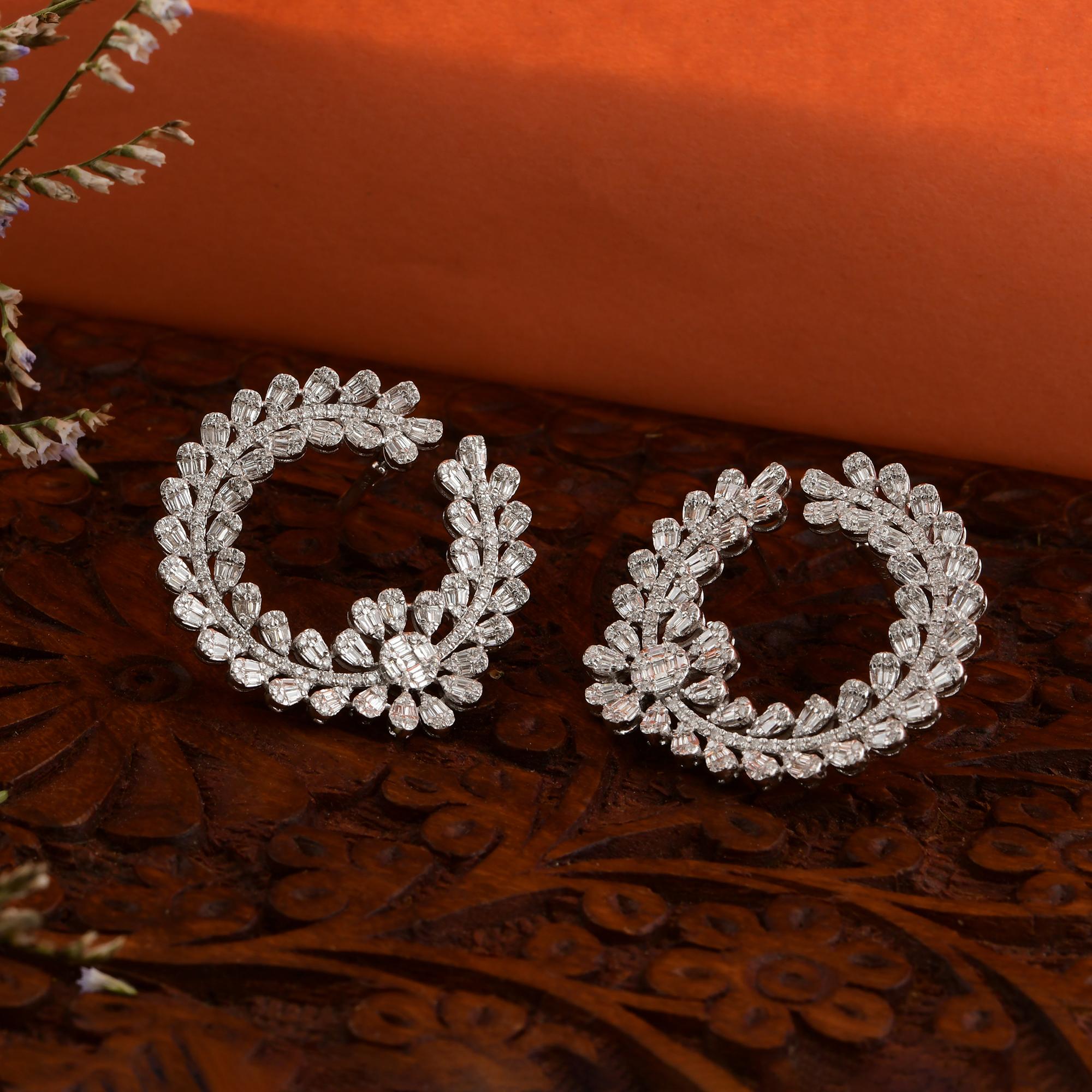 3 Karat SI Reinheit HI Farbe Baguette Runde Diamant Ohrringe 14 Karat Weißgold im Zustand „Neu“ im Angebot in Diera, Dubai