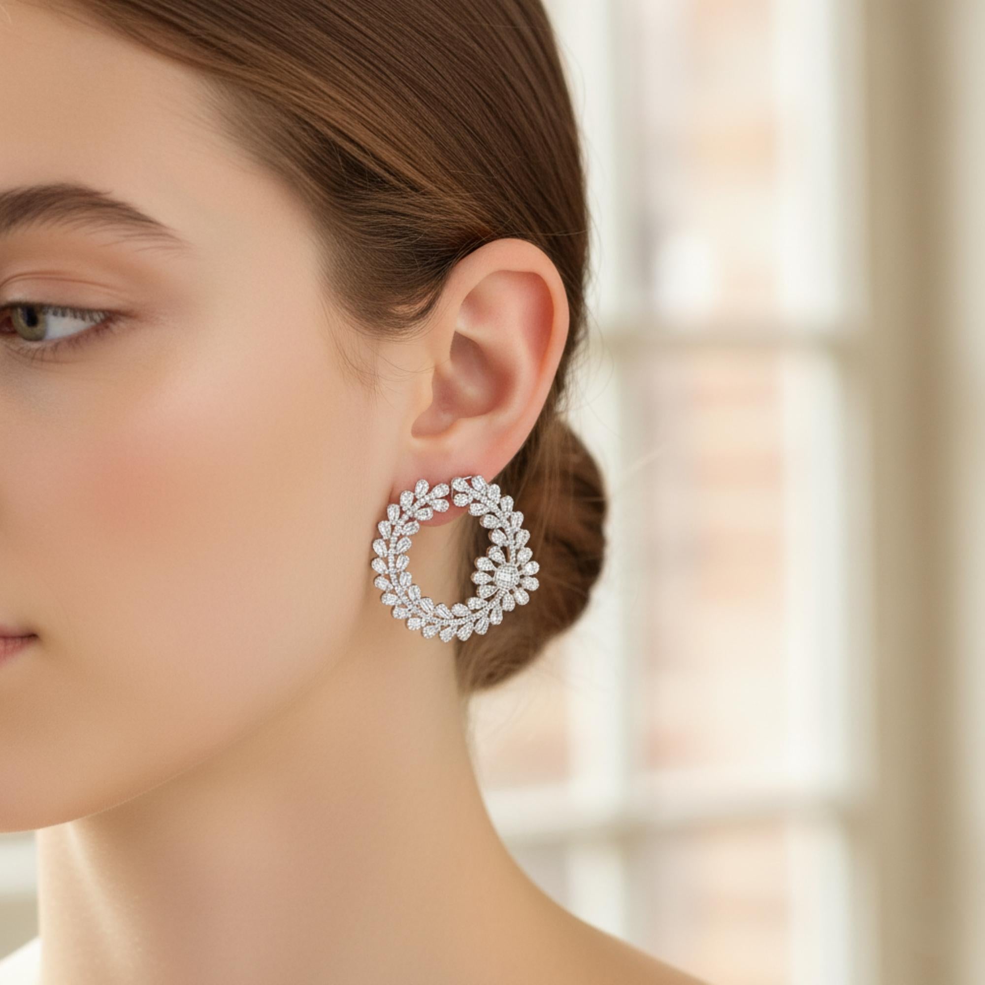 Diese exquisiten Ohrringe sind aus 18-karätigem Gold gegossen und mit funkelnden Diamanten von 3 Karat besetzt.

FOLLOW SPECTRUM JEWELS Storefront, um die neueste Collection'S und exklusive Stücke zu sehen. Spectrum Jewels ist stolz darauf, ein Top