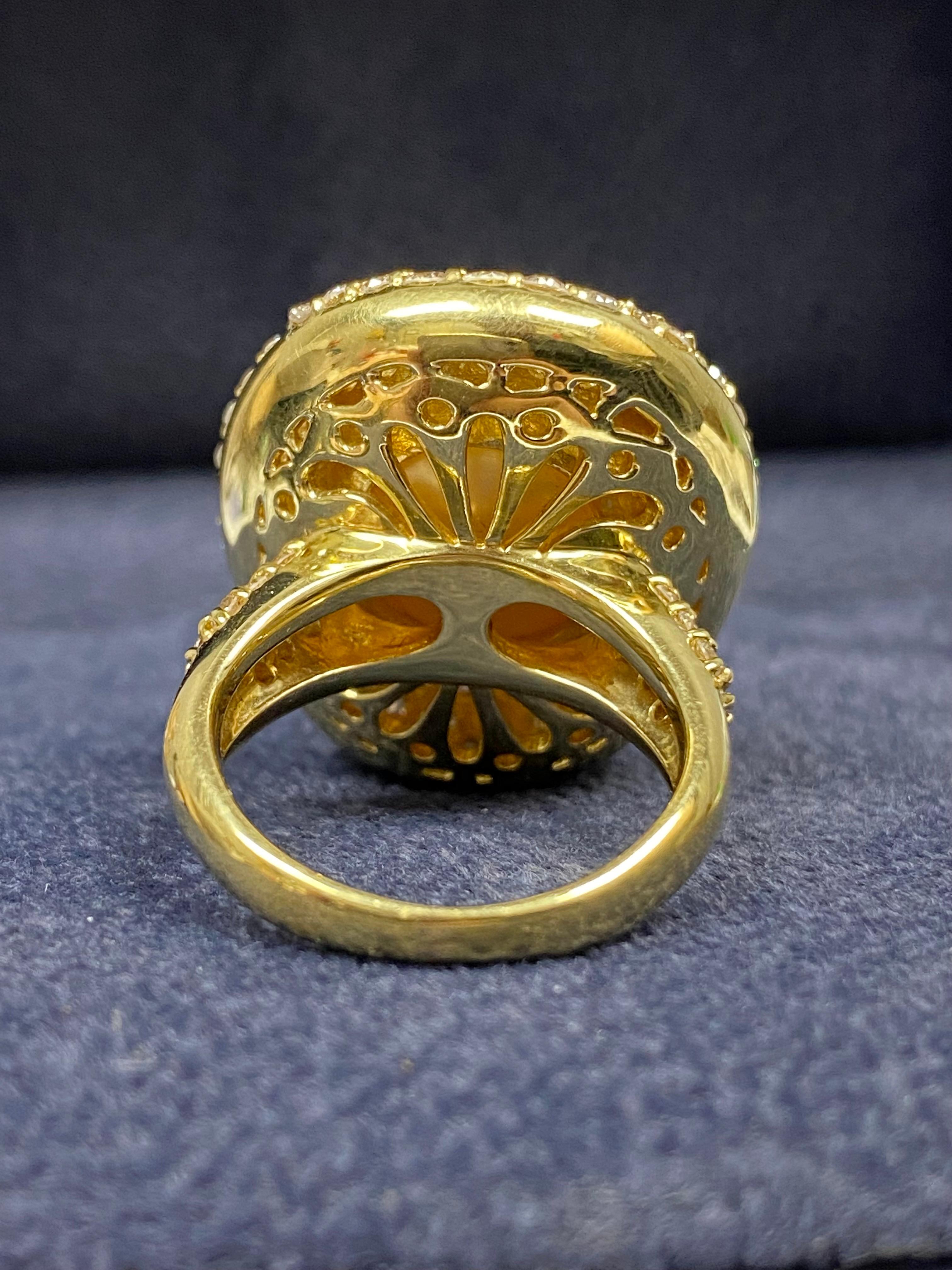 ring aus 18 Karat Gelbgold, besetzt mit einer 14,3 mm großen goldenen Perle und 2,77 Karat natürlichen Diamanten. Ein prächtiger Ring mit einer ebenso prächtigen Perle. Die Perle hat 

Perlen-Details:
✔ SouthSea Pearl
✔ 14.3mm Perle
✔ Glanz: Sehr