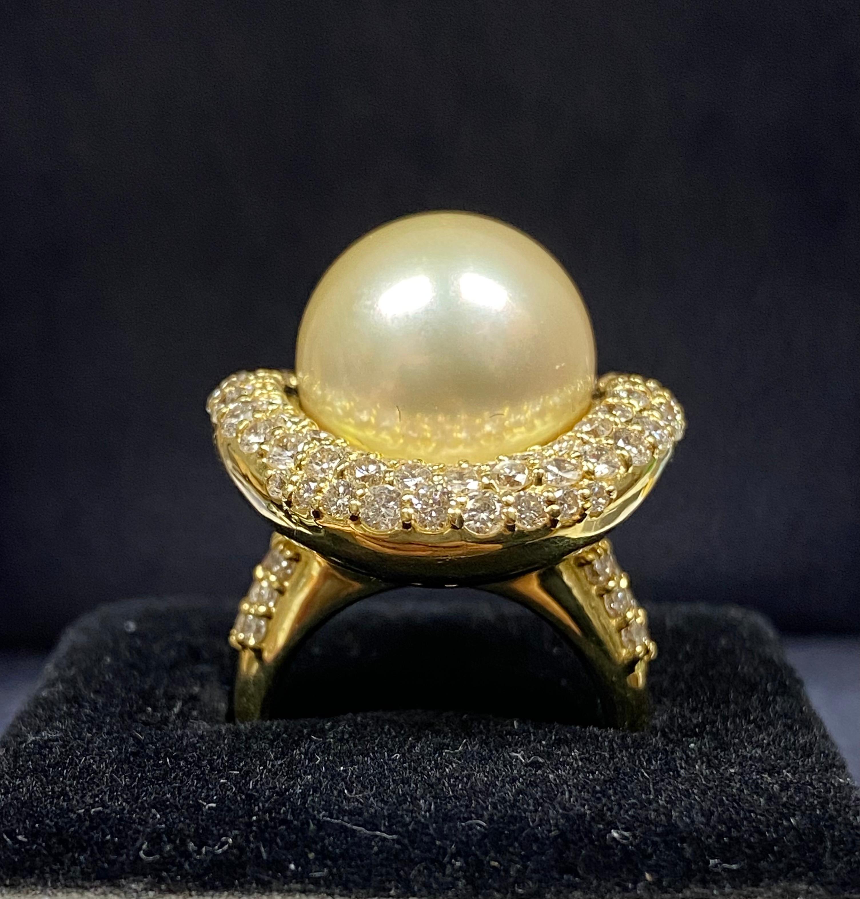 Women's or Men's 3 Carat South Sea Freshwater Pearl and Diamond 18K Yellow Gold Cocktail Ring For Sale
