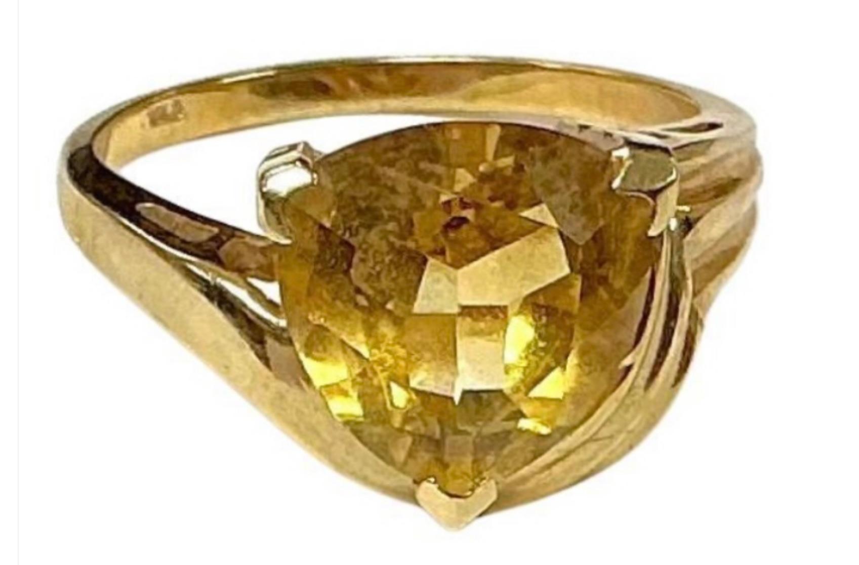 Bague en or jaune 10 carats avec citrine taille trillion de 3 carats Pour femmes en vente