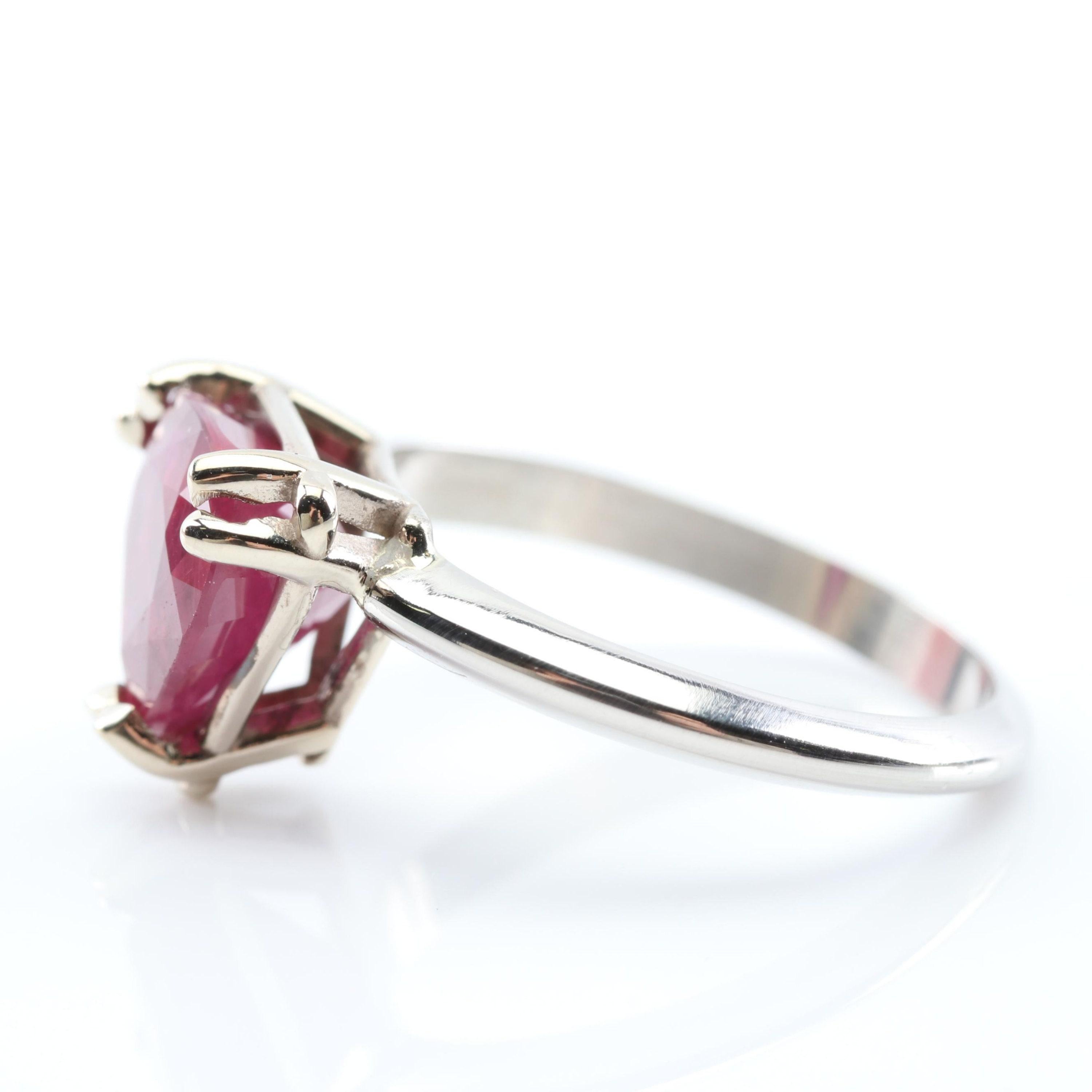 Im Angebot: 3 Karat Trillionenschliff Rubin Verlobungsring mit viktorianischem Rubin Signaturring () 2