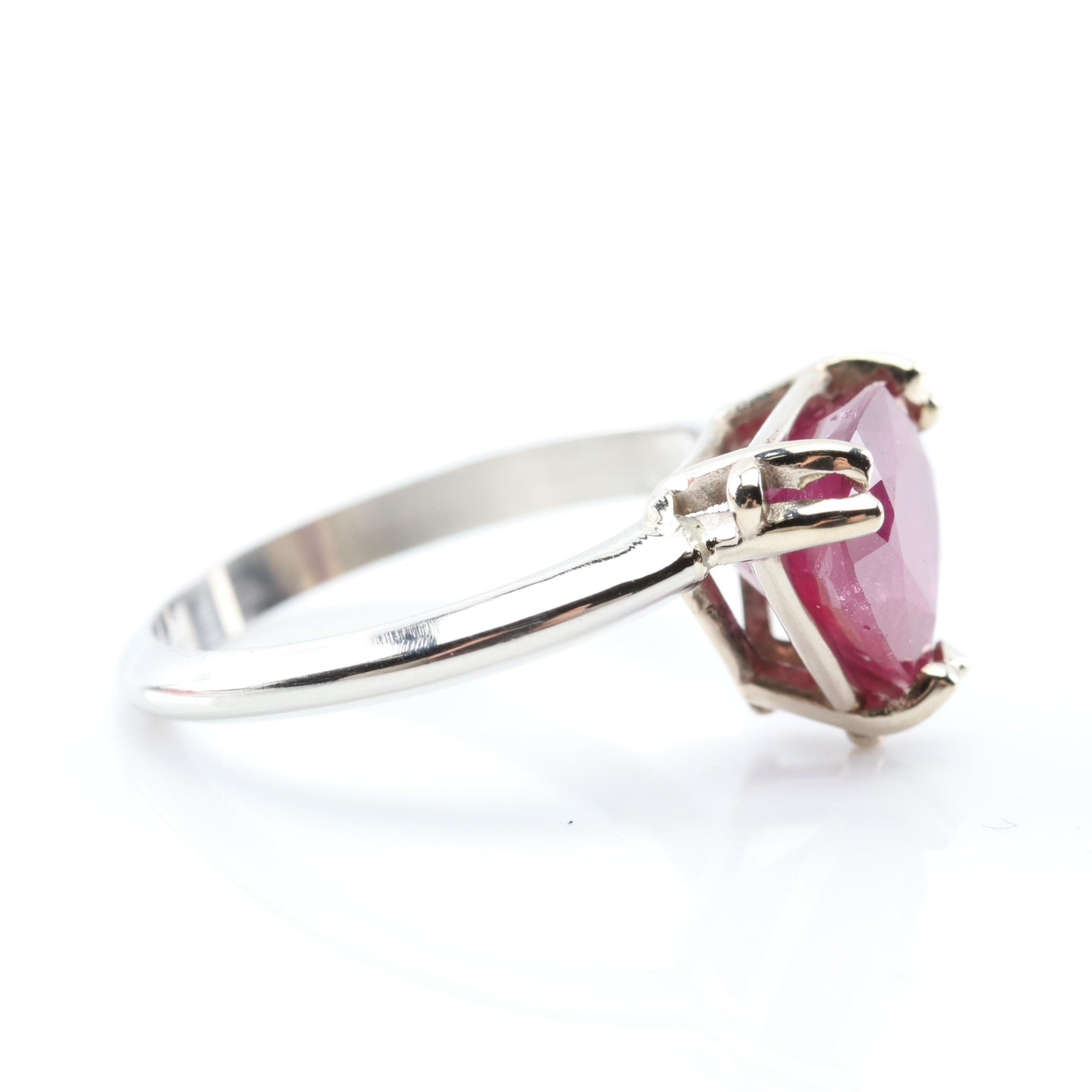 Im Angebot: 3 Karat Trillionenschliff Rubin Verlobungsring mit viktorianischem Rubin Signaturring () 3