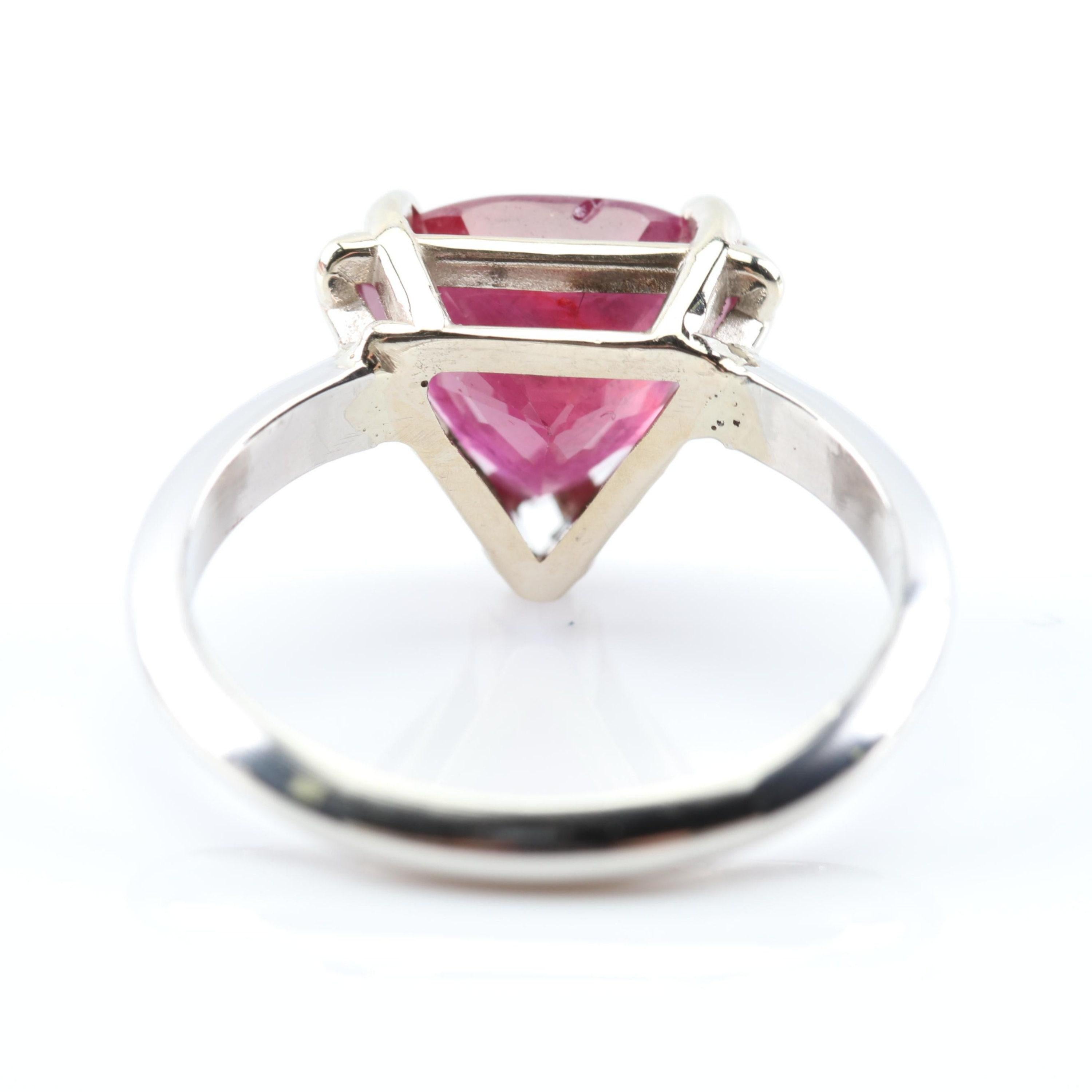 Im Angebot: 3 Karat Trillionenschliff Rubin Verlobungsring mit viktorianischem Rubin Signaturring () 4