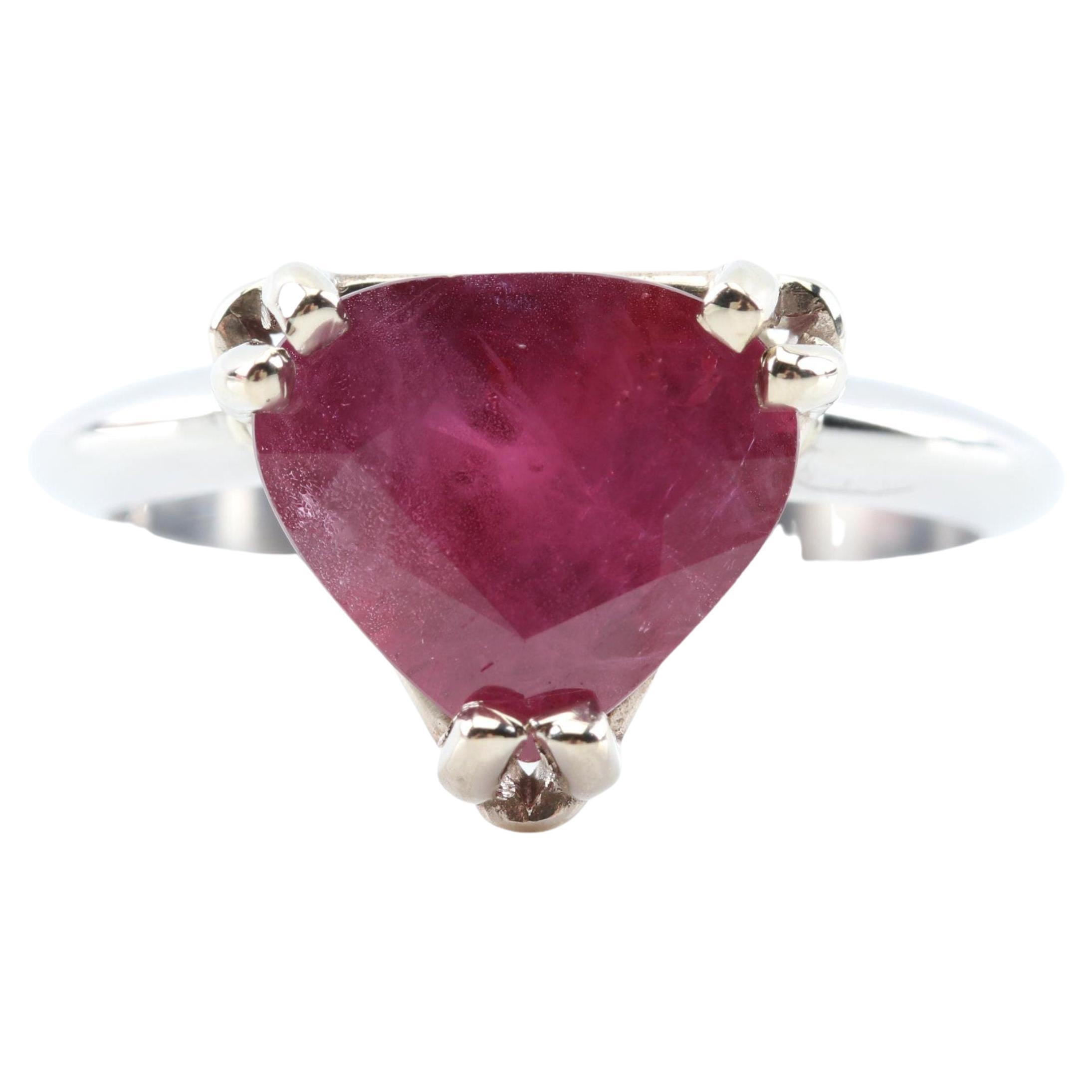 Im Angebot: 3 Karat Trillionenschliff Rubin Verlobungsring mit viktorianischem Rubin Signaturring ()