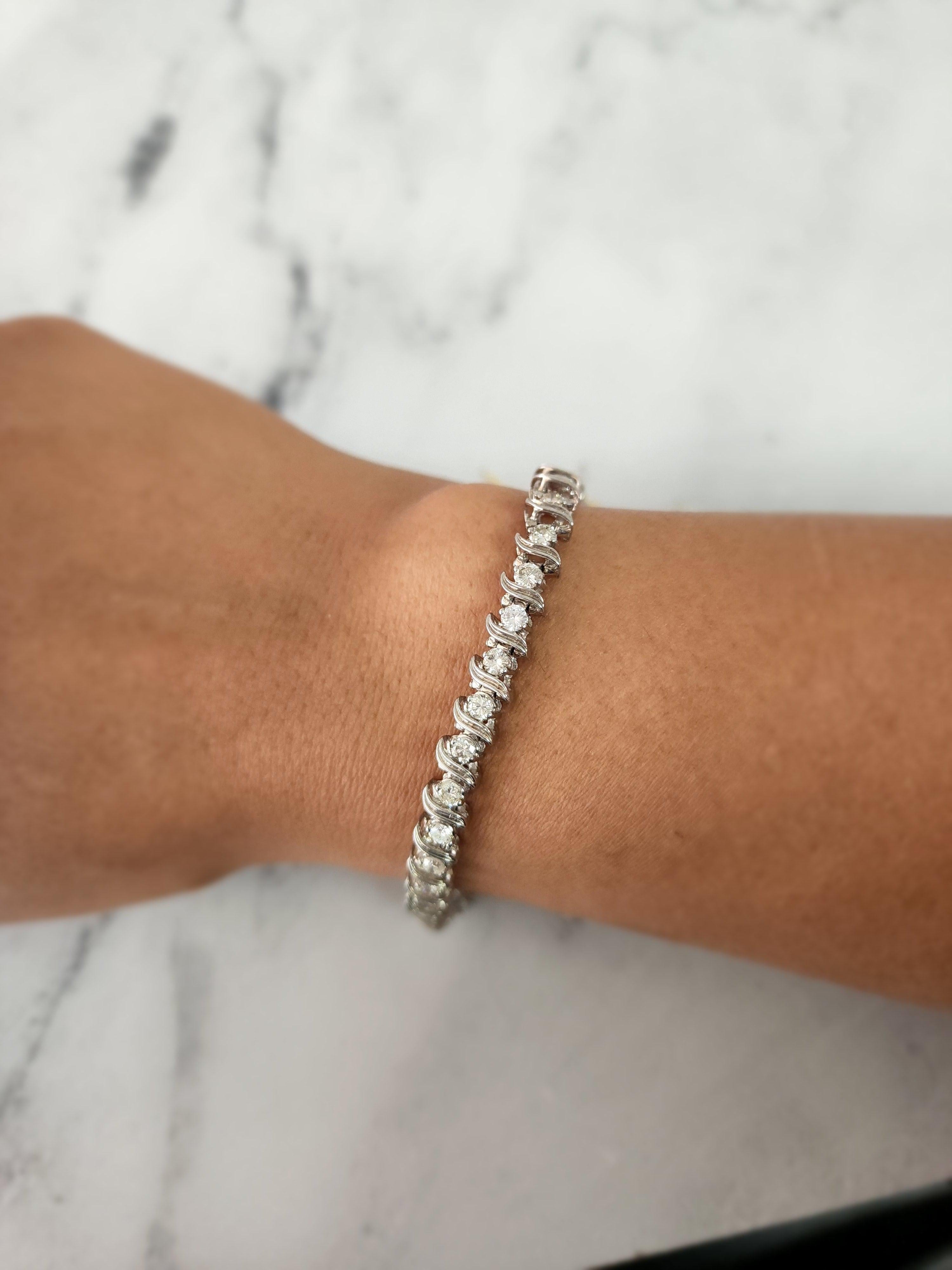 ♥ Tennisarmband Beschreibung ♥

Hauptstein: Diamant
Ungefähr. Diamant Karat Gewicht: 3.00cttw
Diamant-Schliff: Rund
Metall Typ: 14K Weißgold
Armband Länge: 7 Zoll
Gewicht: 15 Gramm 
Breite des Armbands: 6 mm

Diamanten sind natürlich. Authentisch