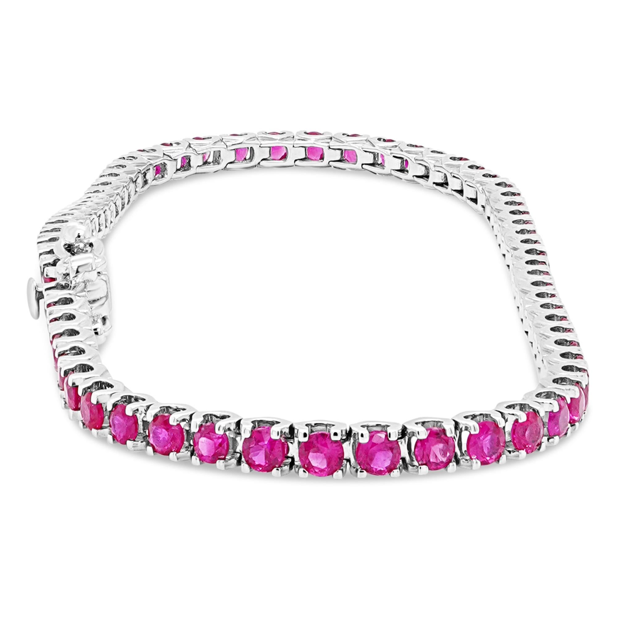 Evert asked the judge to pause the match so she could search for her bracelet. After reluctantly granting her request, the judge impatiently waited along with fans and her opponent while Evert searched for the jewelry piece. From that moment, the