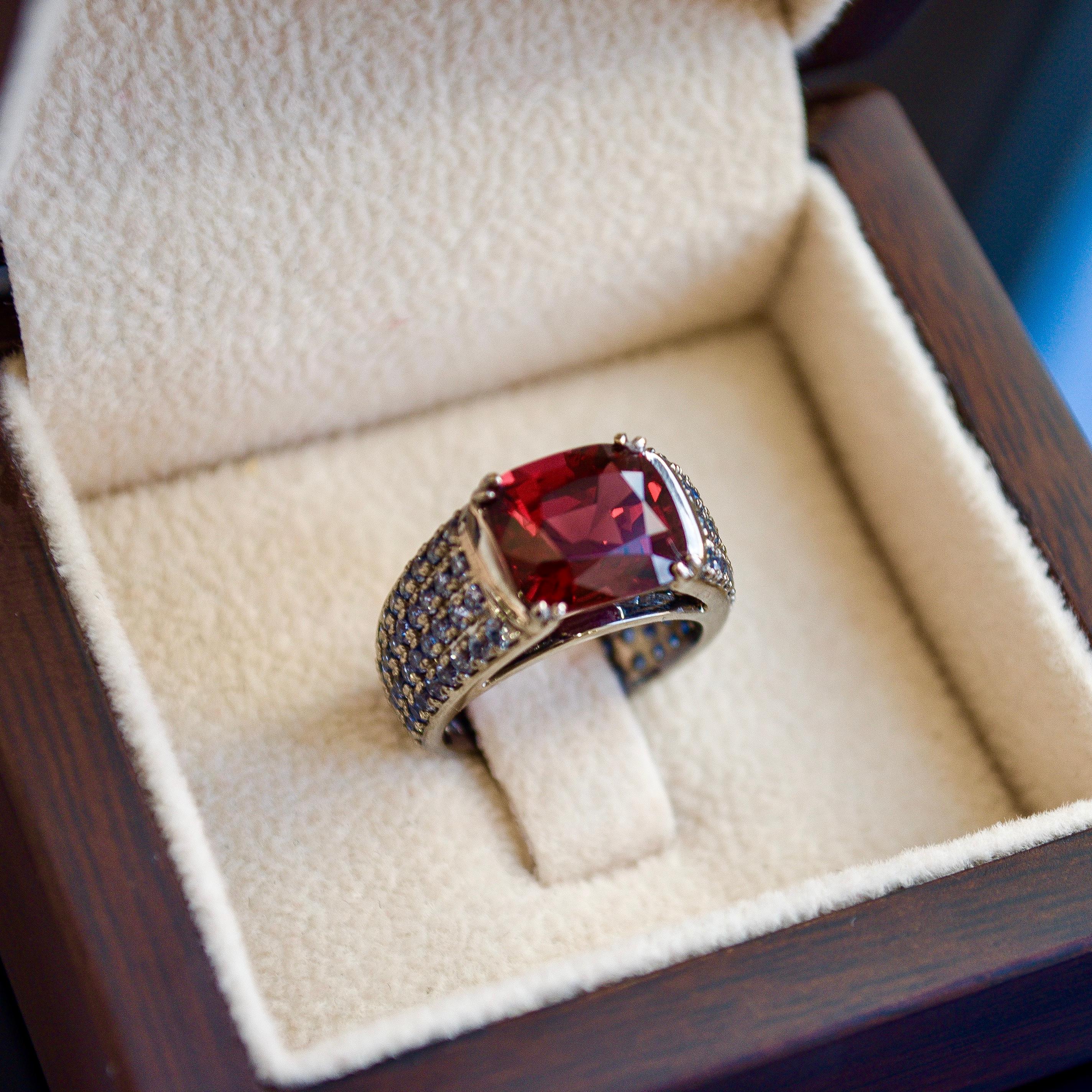 3 Carat Vivid Red Spinel Ring with Blue Sapphires 18 Karat Gold In New Condition In Singapore, SG