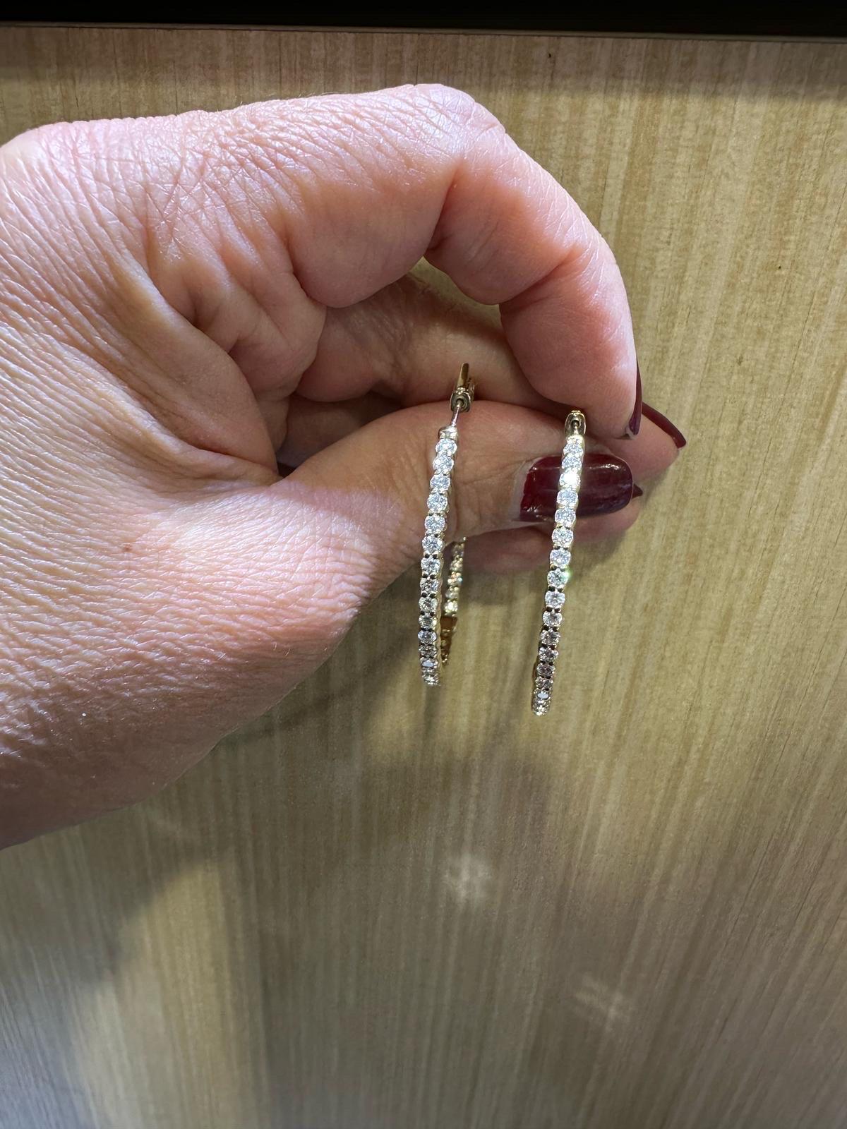 Boucles d'oreilles en or jaune 14K avec diamants de 1 1/2 pouce de diamètre. Chaque pierre pèse 0,04 carat. Le poids total des diamants des anneaux est de 3,25 carats. La couleur des pierres est G-H, la pureté est SI1-SI2. Les arceaux sont