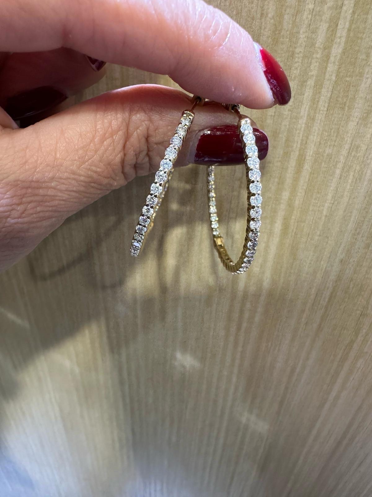 Moderne Créoles fines jaunes de 3 carats de 1 1/2 pouces en vente