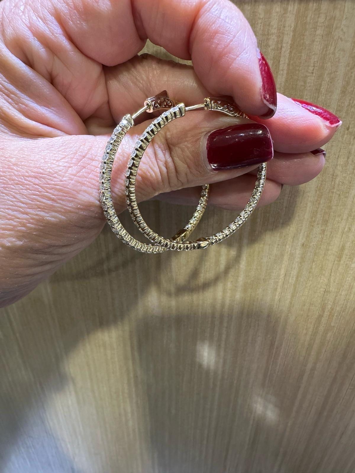 Taille ronde Créoles fines jaunes de 3 carats de 1 1/2 pouces en vente