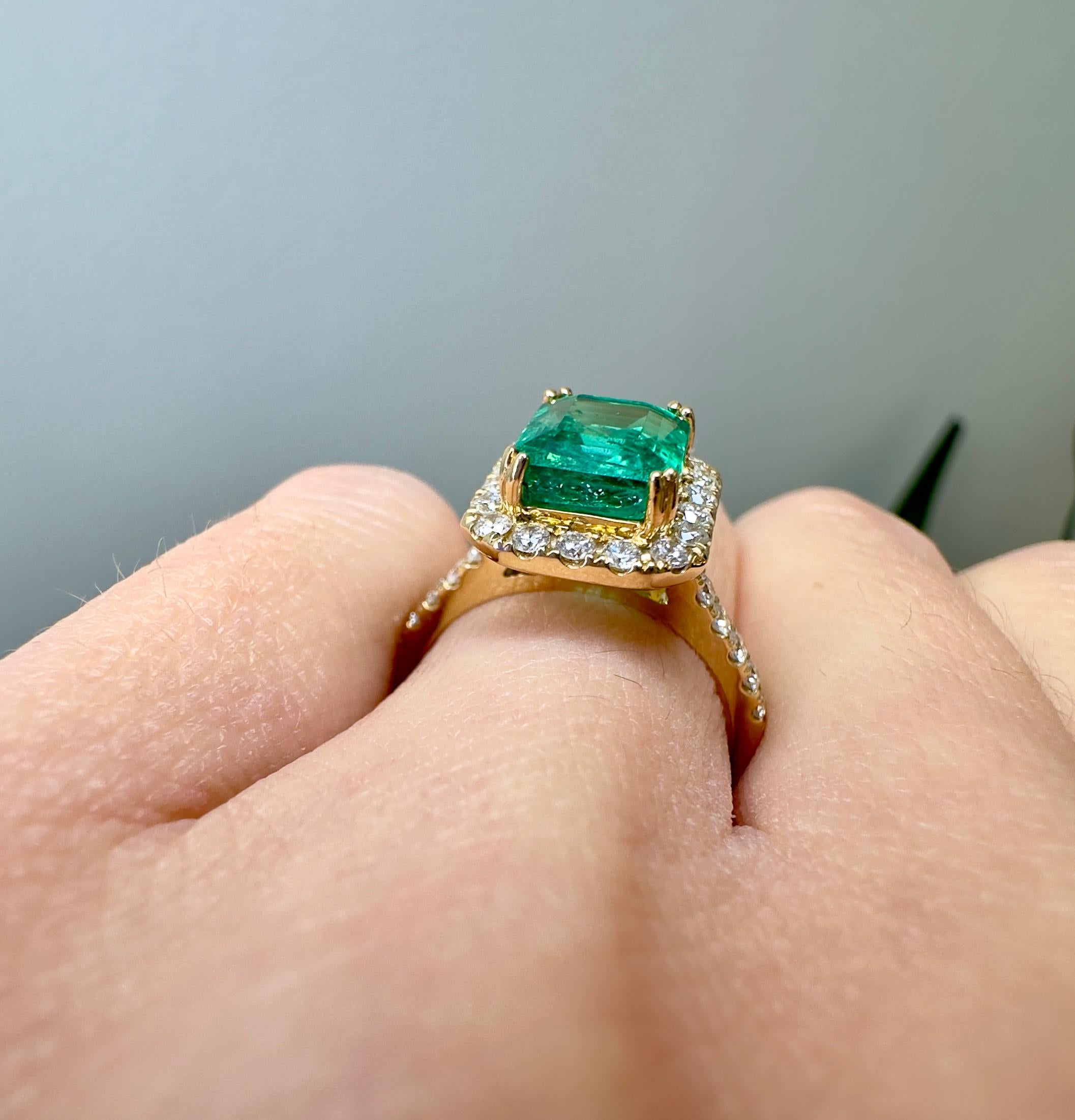 3 Carat Zambian Emerald And Diamond Halo Ring In 18k Yellow Gold For Sale 1