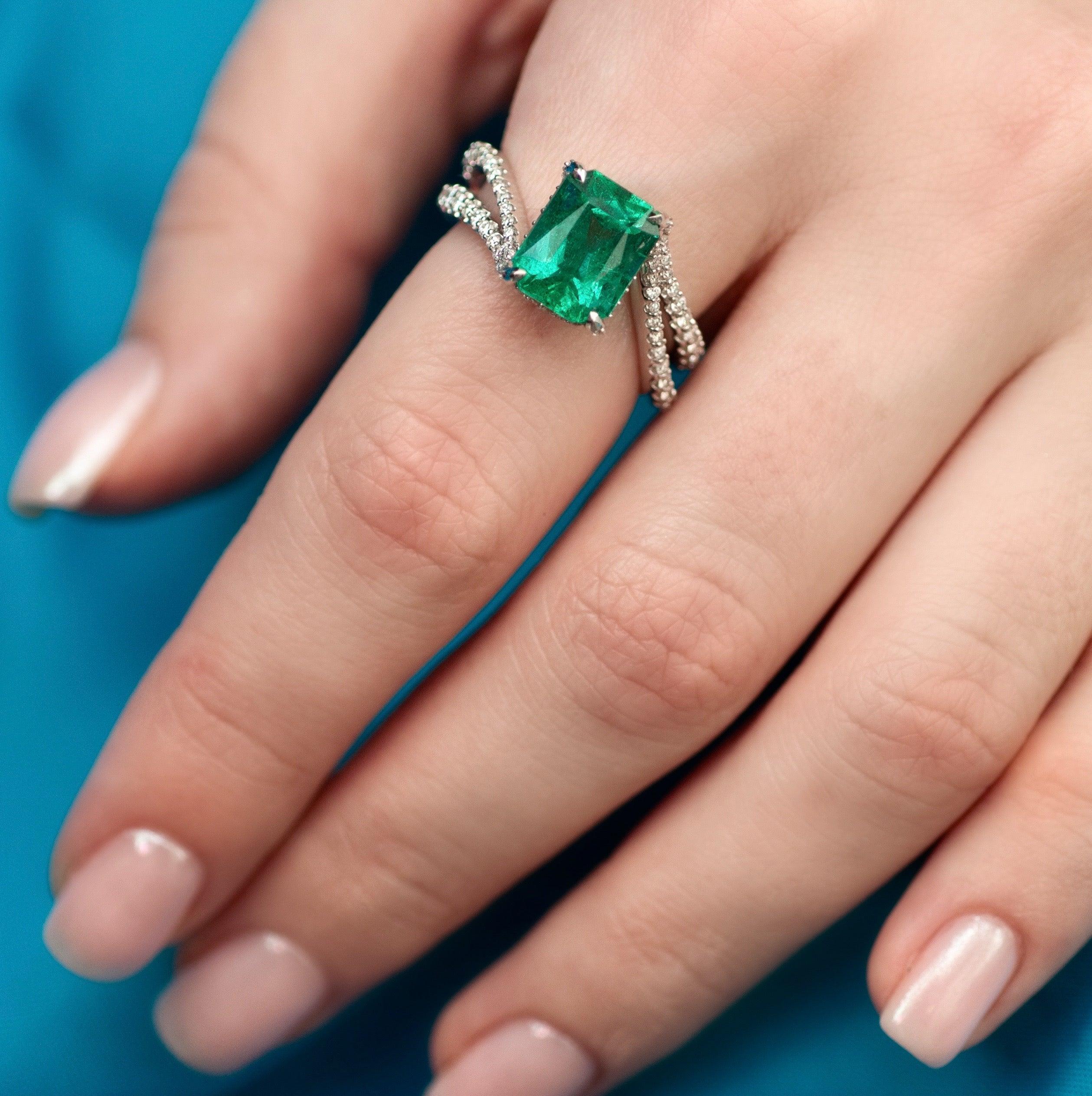 For Sale:  3 Carat Zambian Emerald Diamond 18 Karat White Gold Ring 4