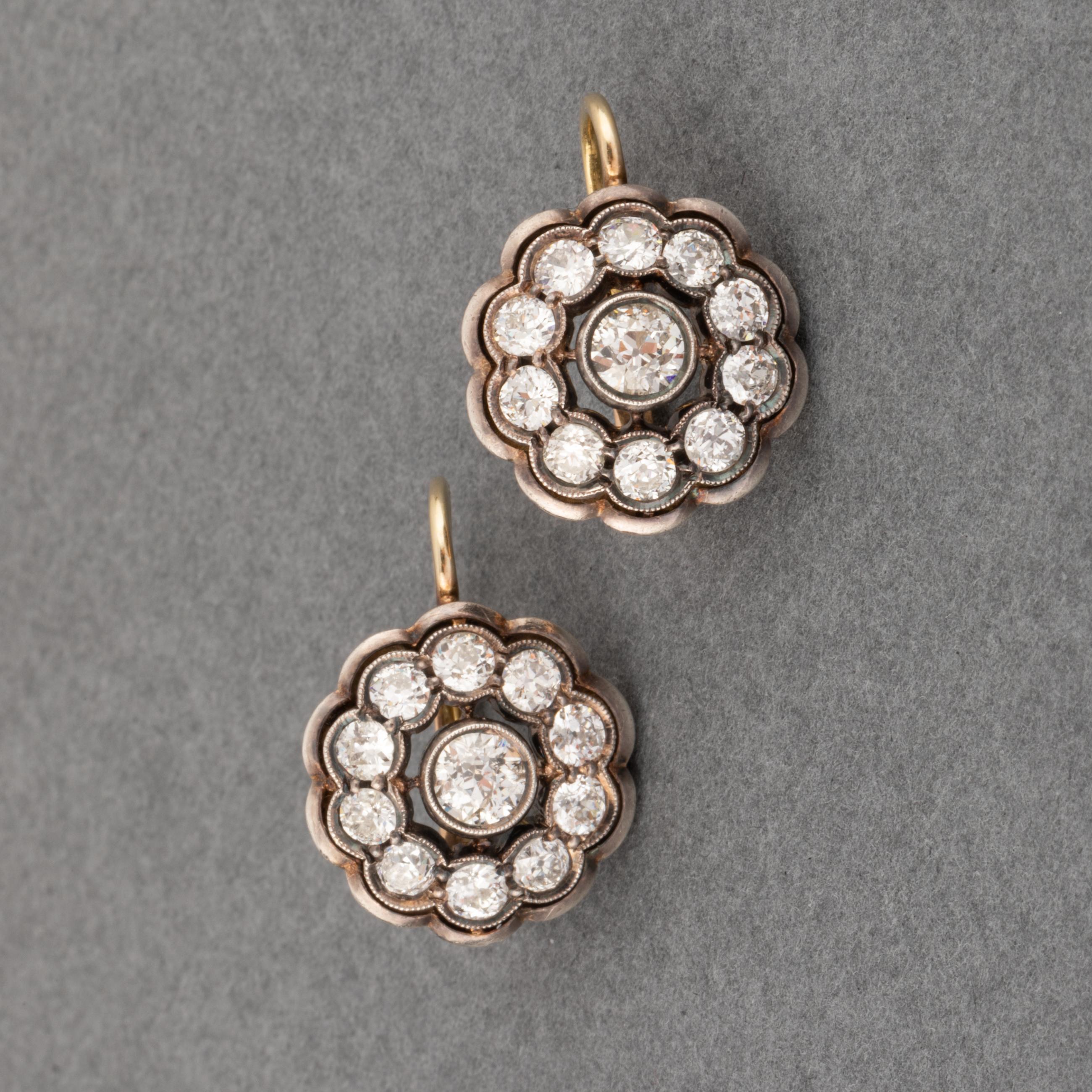 One lovely pair of antique diamonds earrings, European made circa 1900. Made in gold and silver.
The diamonds weights 1.50 carats per earrings, the bigger ones weights 0.40 carats each approximately.
Dimensions of earrings:  16mm diameter
weight: