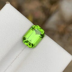3 Carats Apple Green Color Emerald Cut Peridot Gemstone for Jewellery 9 mm