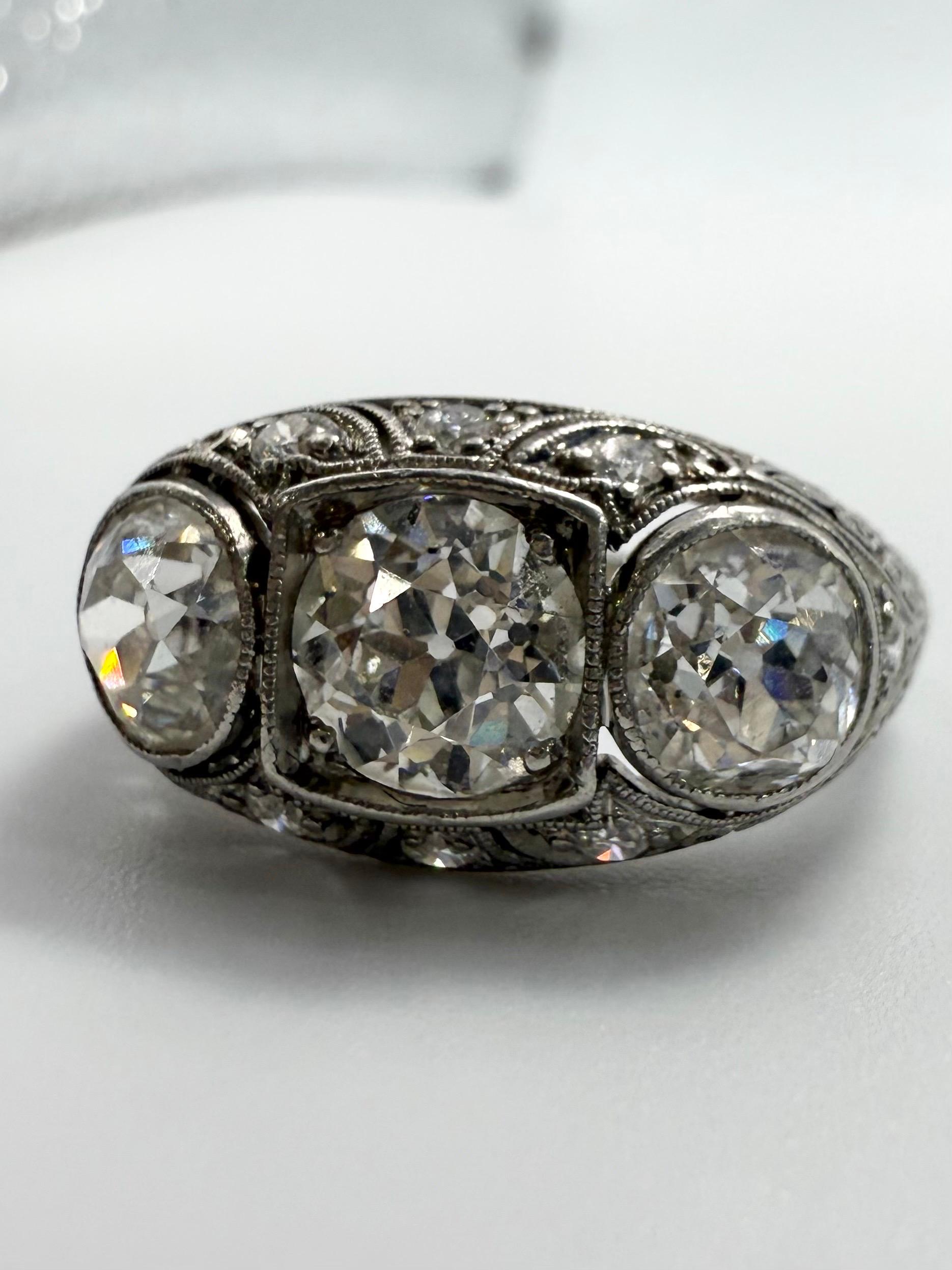 Douce bague en diamant antique avec 3 carats de diamants de pureté VS-SI, de couleur G-H en platine. Taille 8 et peut être redimensionnée.

**Tous les articles quittent nos locaux avec un certificat au nom de l'acheteur, politique de l'entreprise !