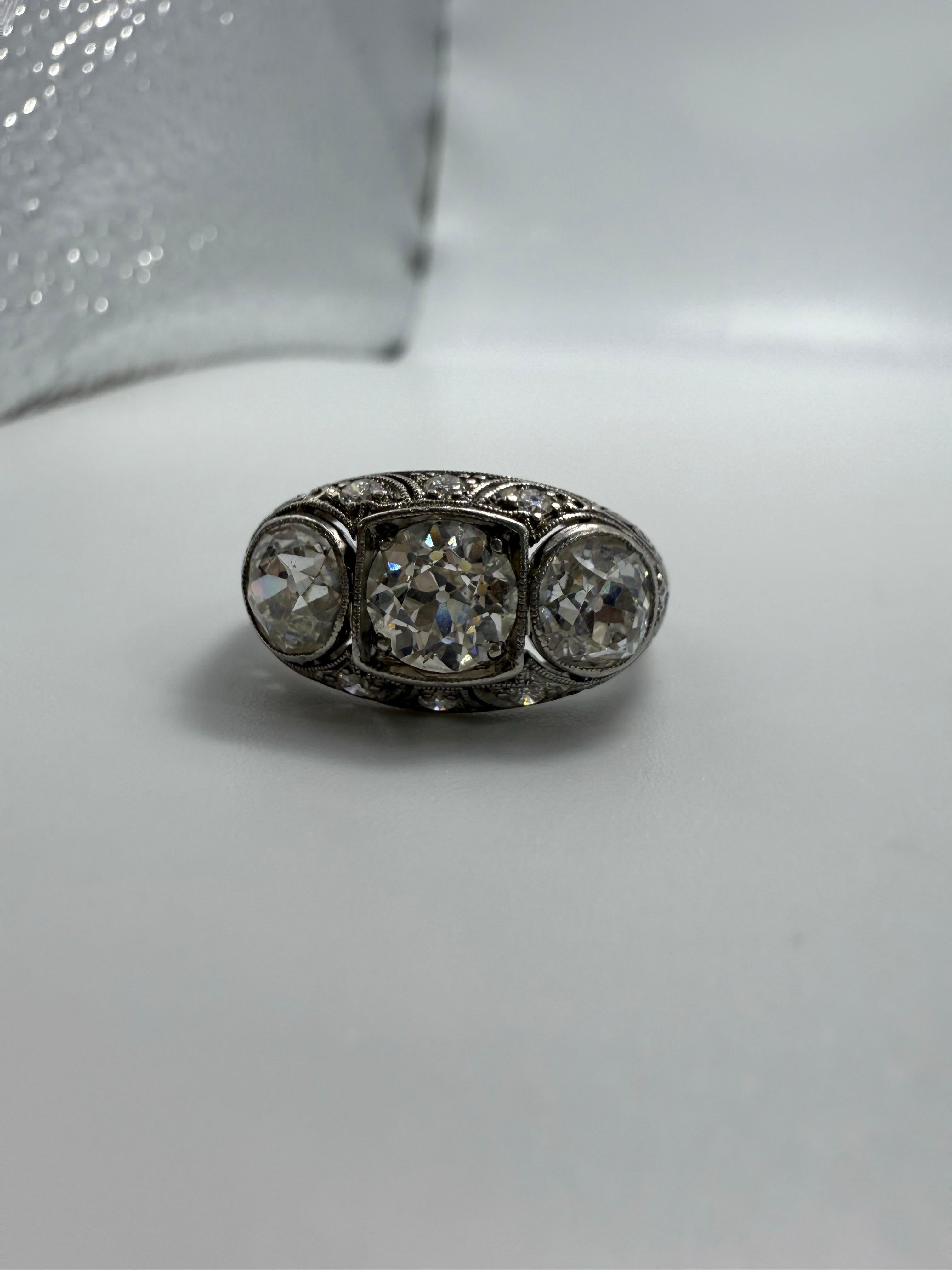 Taille ronde 3 carats Bague diamant antique en platine année inconnue en vente
