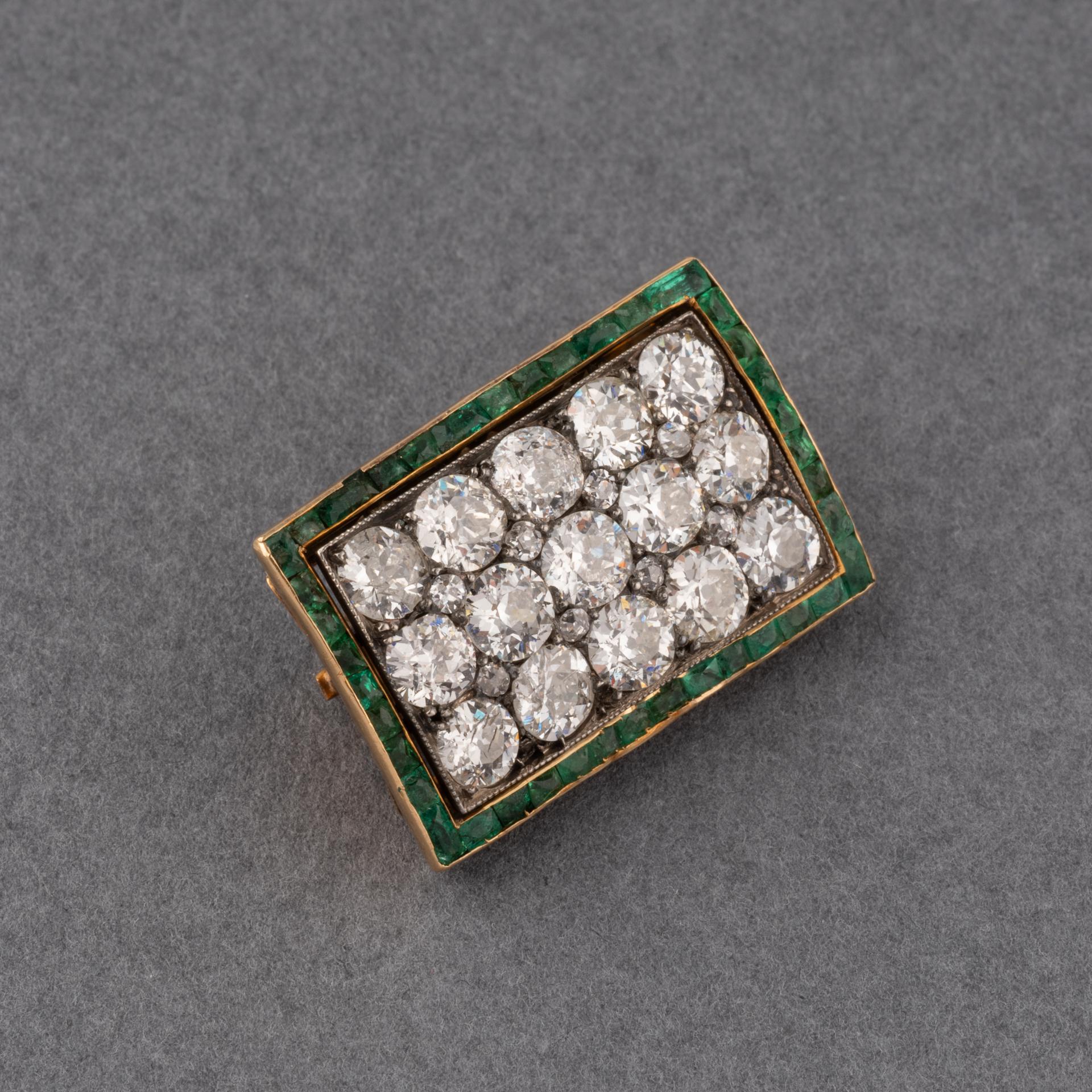 A lovely antique brooch, European made circa 1910.
Made in rose gold and set with approximately 3 carats of diamonds. Each diamond weights 0.20 carats each. With emeralds calibrés on the outside.
Dimensions: 23*15mm.
Weight: 4900 euros.
