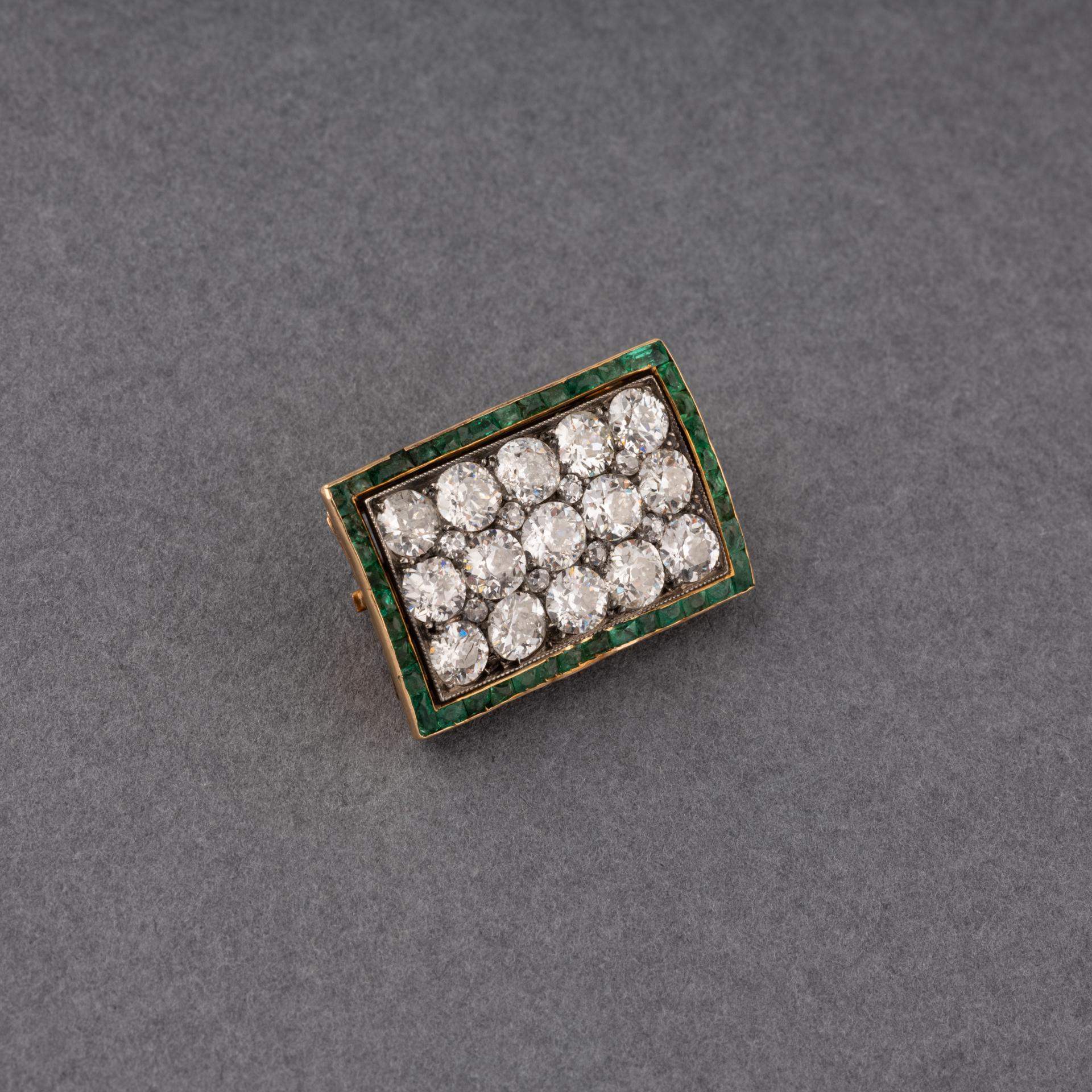 Belle Époque 3 Carats Diamonds and Emeralds Antique Brooch For Sale
