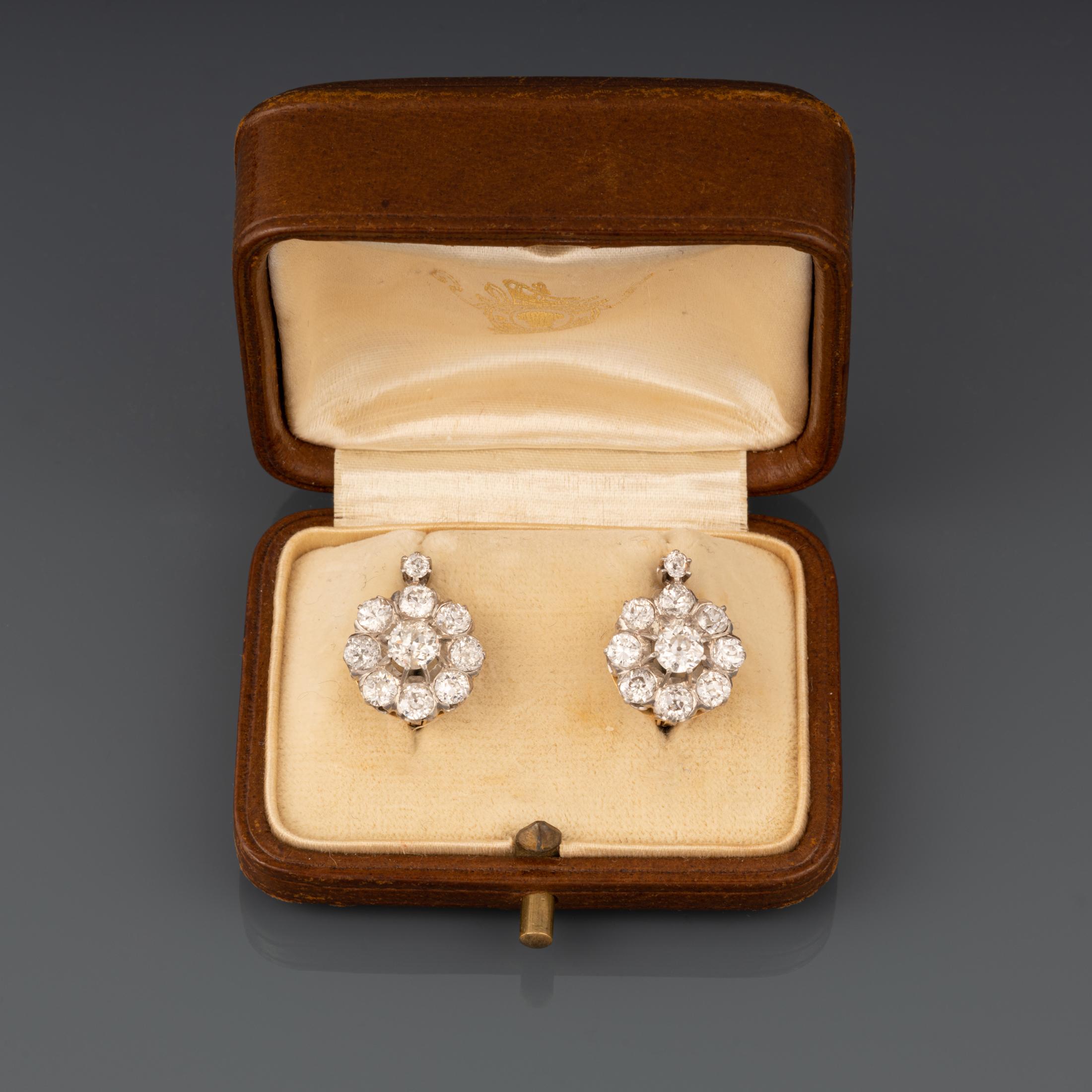 A lovely pair of antique diamonds earrings, made in France circa 1890.

Made in yellow and white gold 18k(eagle head hallmarks).

The diamonds weights 1.50 Carats per earrings approximately (8*0.15 +0.30 per earring).

The quality is white color
