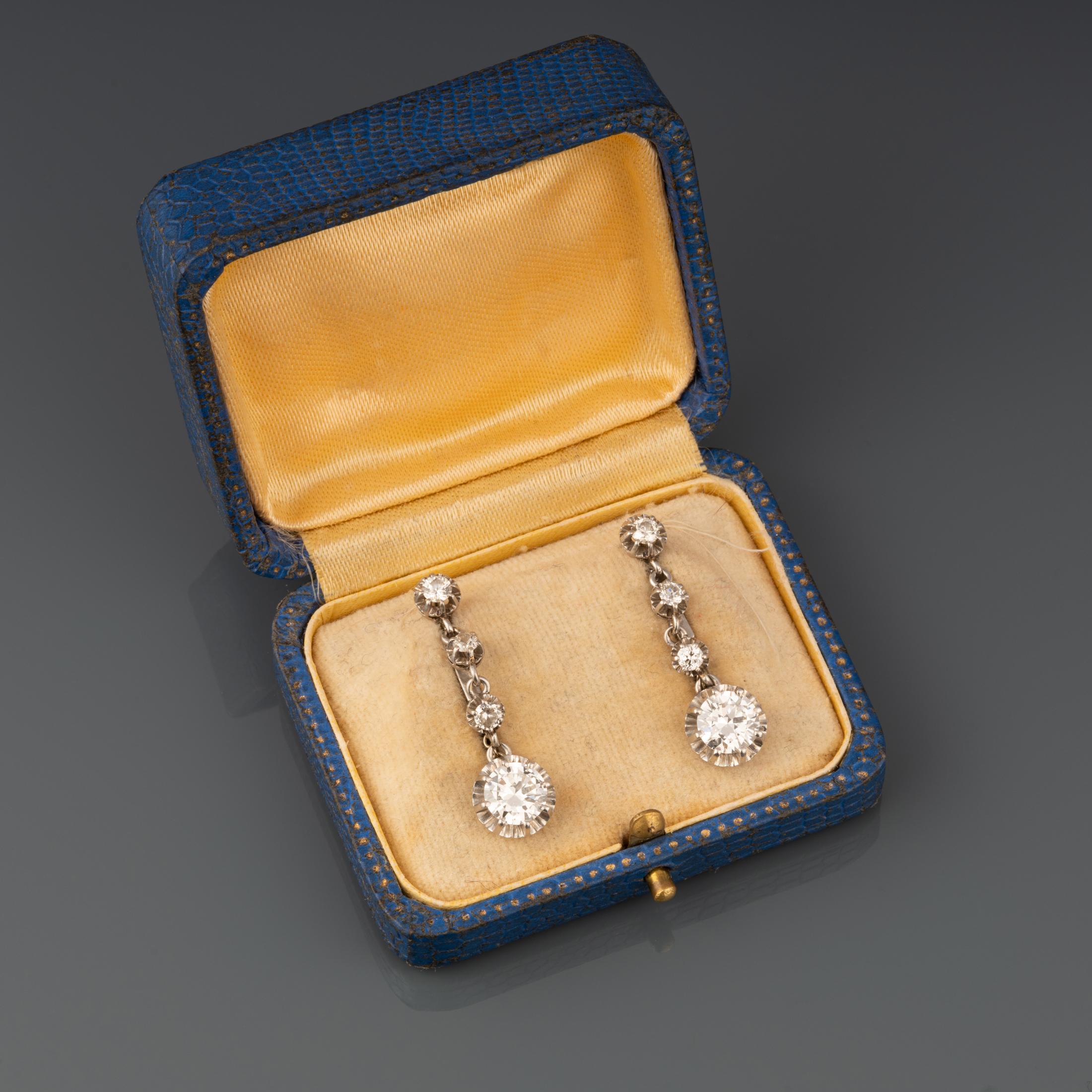 A very beautiful pair of French Art Deco earrings, made in France circa 1920.

Made in white gold and platinum. Multiple hallmarks: eagle head and dog head.

The two principal diamond are round transitional cut, 1.20 carats each approximately, H
