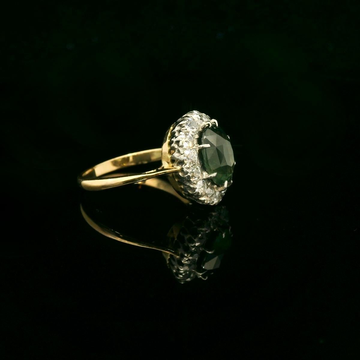 3 Karat Grüner Saphir und Diamant-Cluster-Ring um 1900 - 1910 im Angebot 2