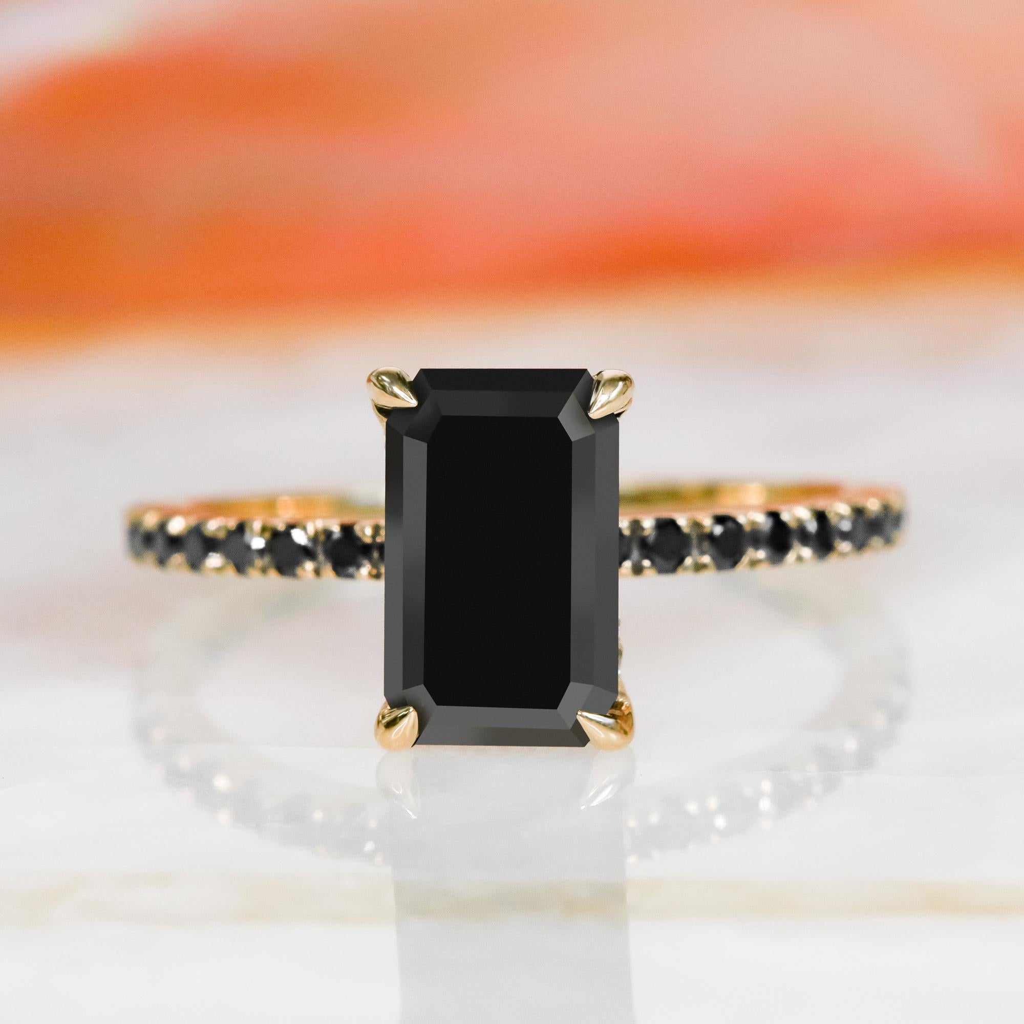 Unser erster Ring der Black Ice Collection zeigt einen natürlichen schwarzen Smaragddiamanten in einem einzigartigen Verlobungsring mit einem zarten, versteckten Halo mit weißen, natürlichen Diamanten als Akzent. 

Wir LIEBEN diesen Ring! Er ist der
