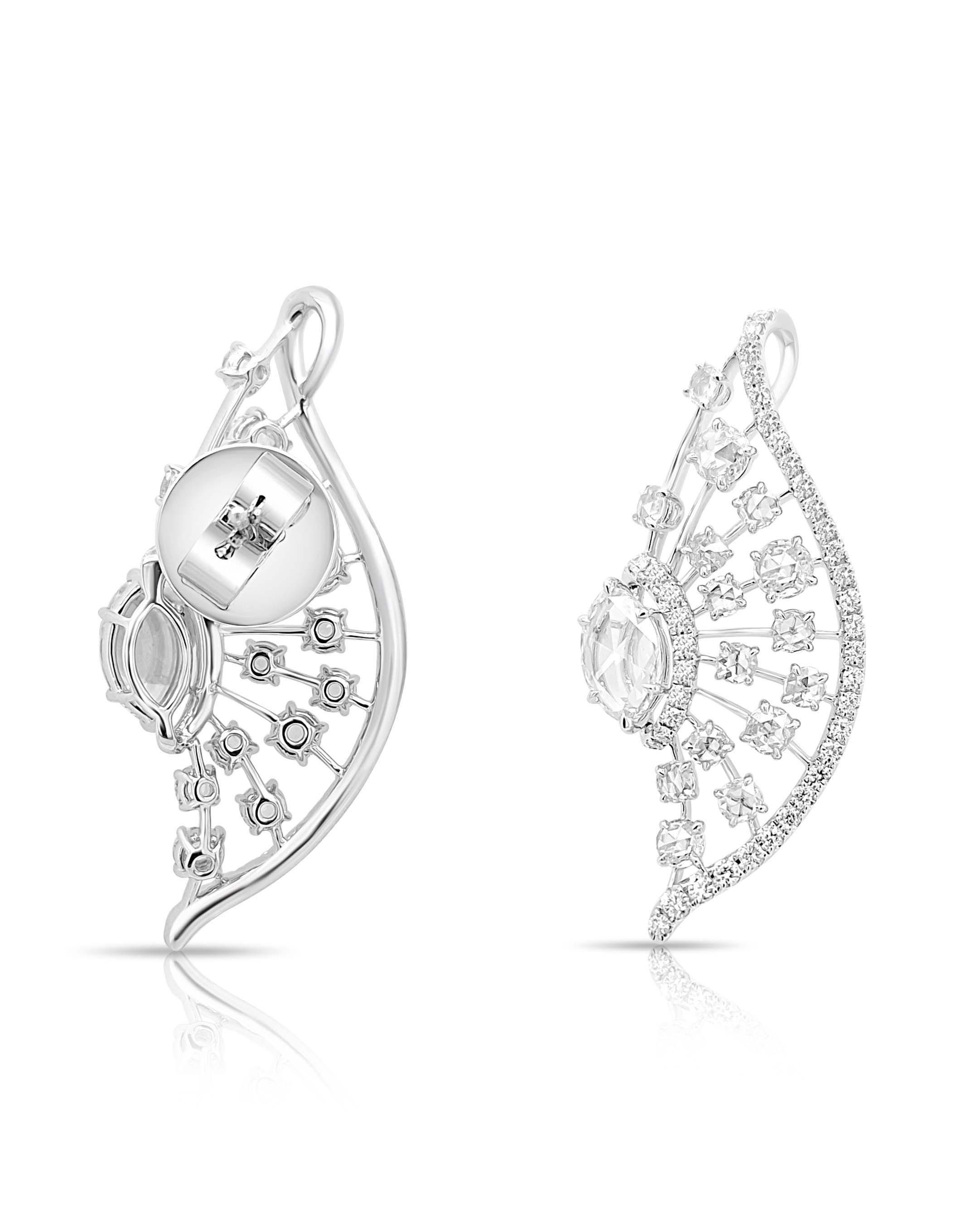 Un par atemporal de pendientes de diamantes blancos, meticulosamente elaborados con exquisitos diamantes talla rosa para un brillo suave y romántico. El toque perfecto para una velada elegante, ya sea en un cóctel, una gala o cualquier ocasión