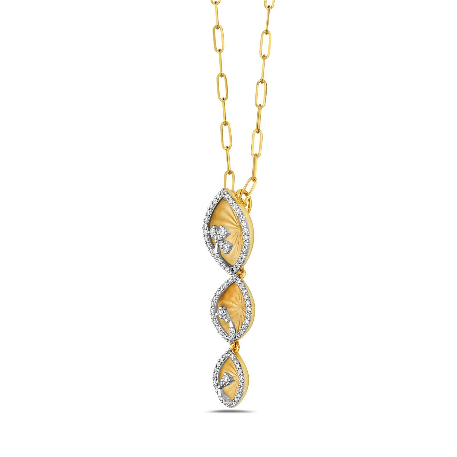 Art déco Pendentif à 3 feuilles sculptées avec halo de diamants en or jaune 14 carats en vente