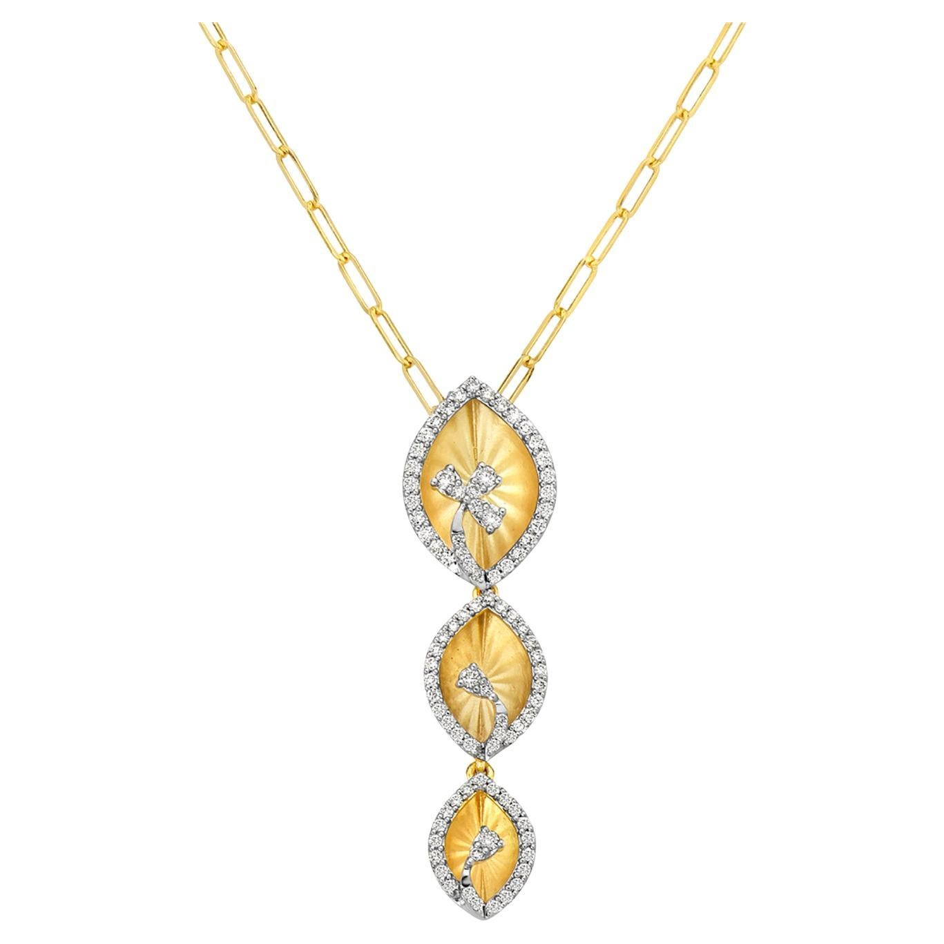 Pendentif à 3 feuilles sculptées avec halo de diamants en or jaune 14 carats en vente