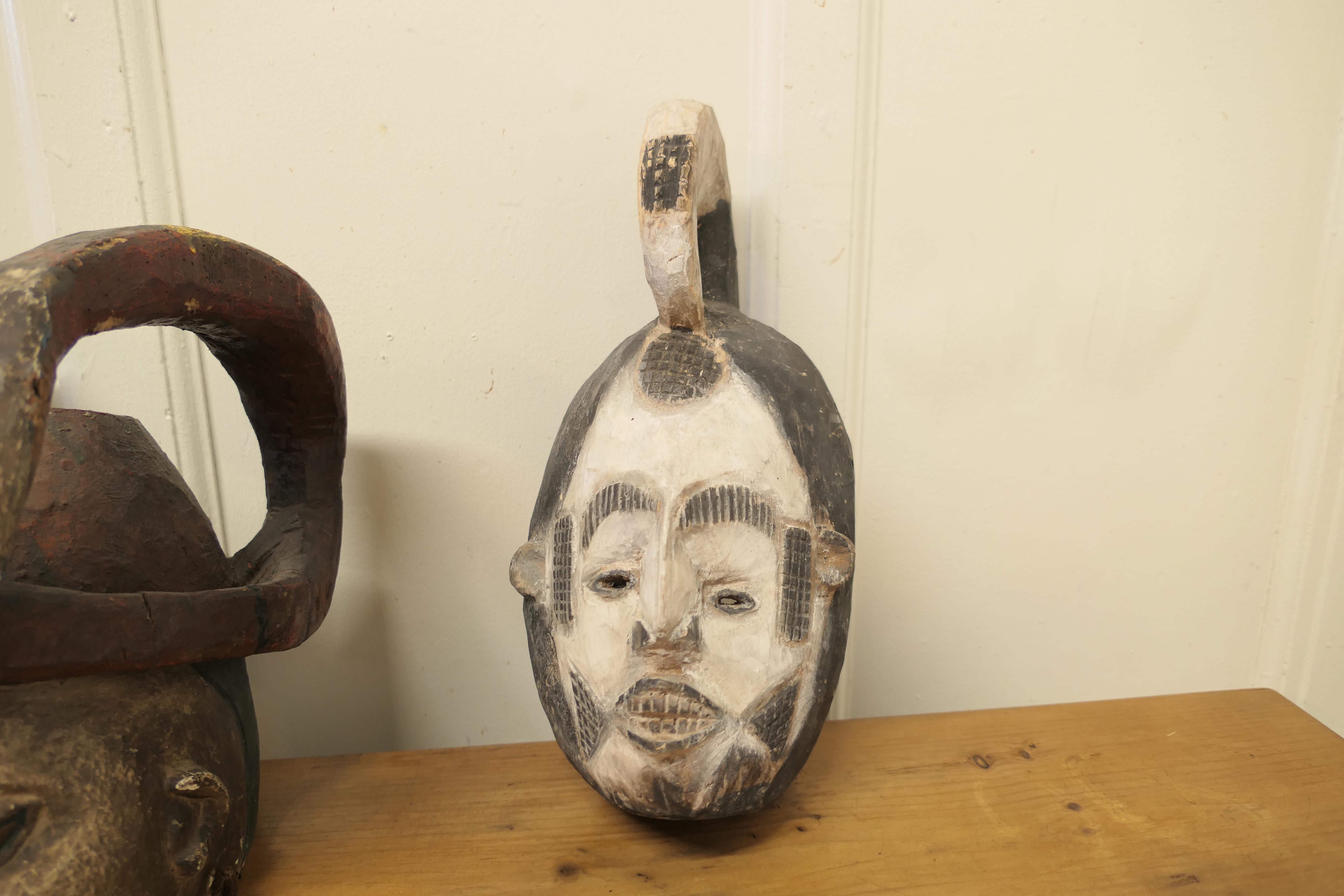 3 geschnitzte zeremonielle Masken aus Holz aus Nigeria, Afrika und Indonesien (19. Jahrhundert) im Angebot