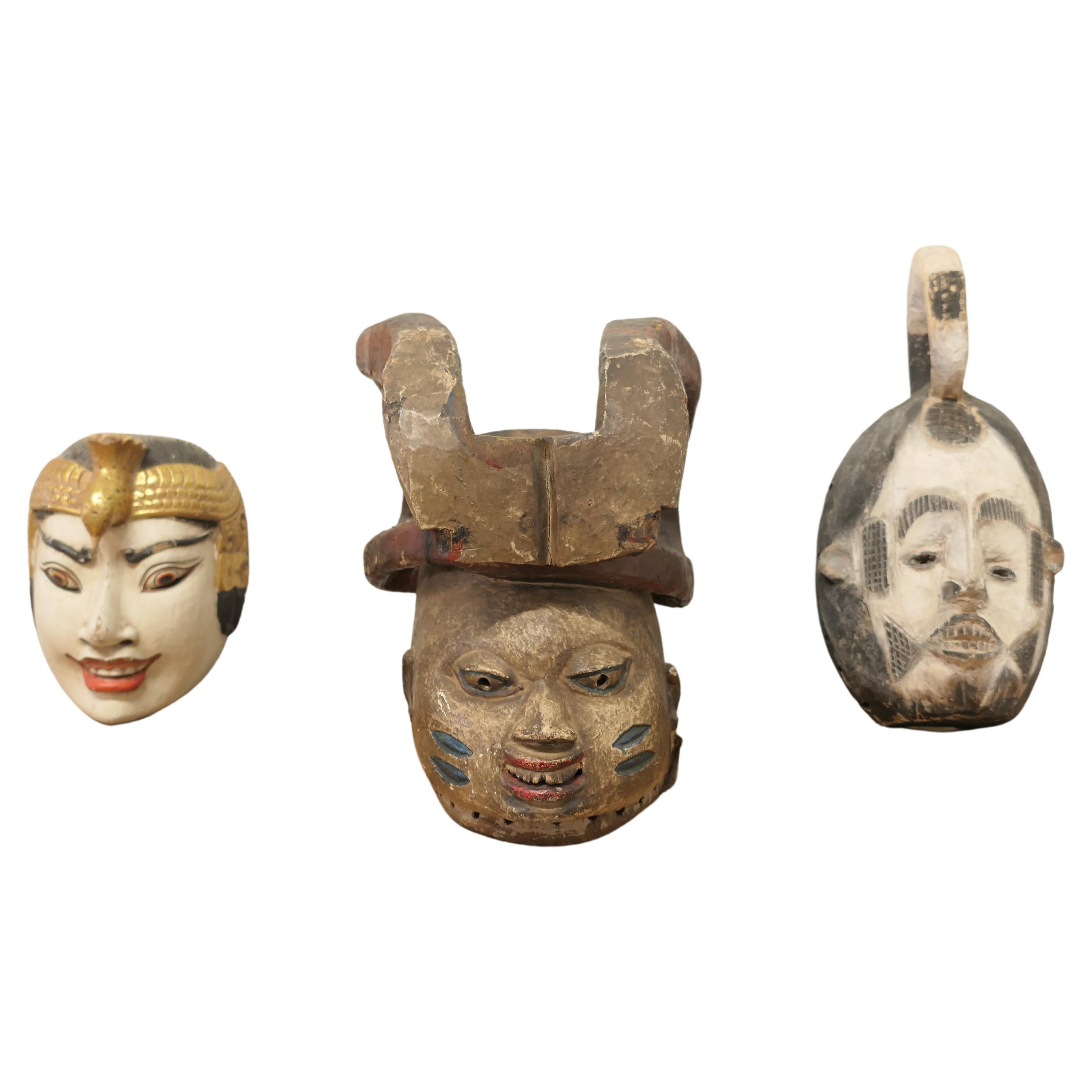 3 geschnitzte zeremonielle Masken aus Holz aus Nigeria, Afrika und Indonesien im Angebot