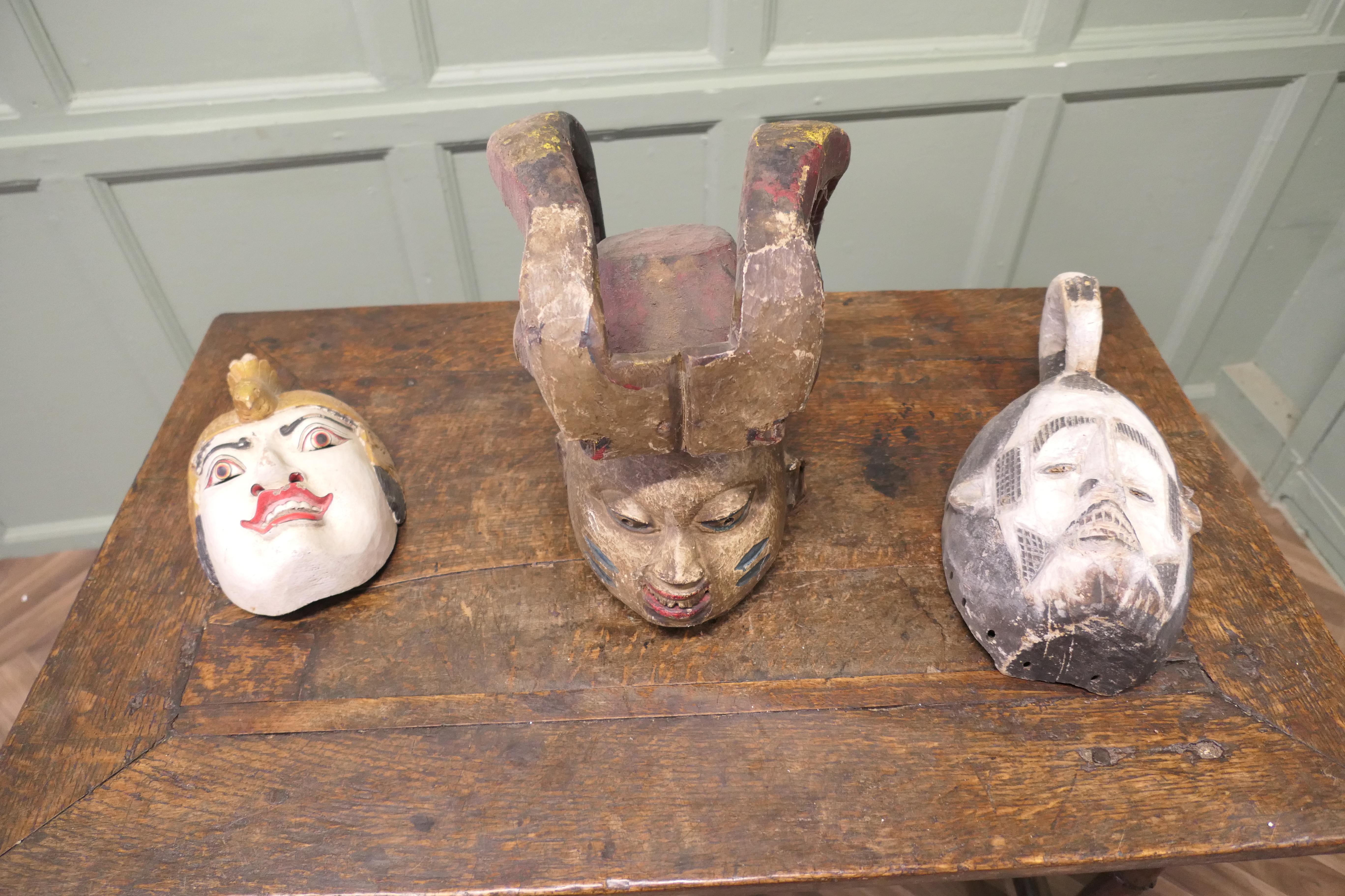 
3 geschnitzte hölzerne Zeremonialmasken aus Nigeria, Afrika und Indonesien

Dies sind ungewöhnliche Stücke, sie sind alle aus Holz geschnitzt und bemalt
Es handelt sich um eine Yorubastam Gelede aus Nigeria, die aus dem 19. Jahrhundert stammt und