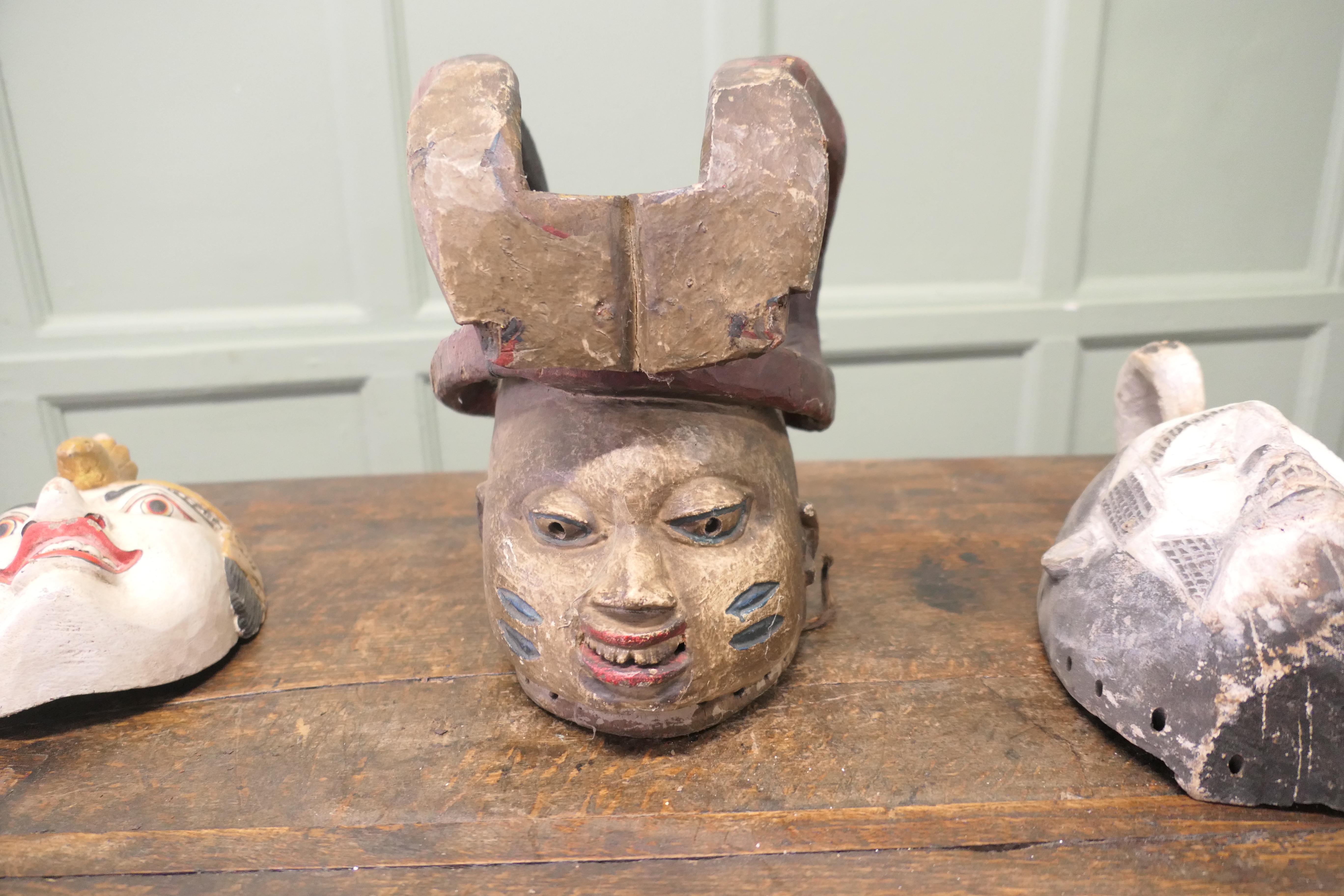 3 geschnitzte hölzerne Zeremonialmasken aus Nigeria, Afrika und Indonesien  Diese sind im Zustand „Gut“ im Angebot in Godshill, Isle of Wight