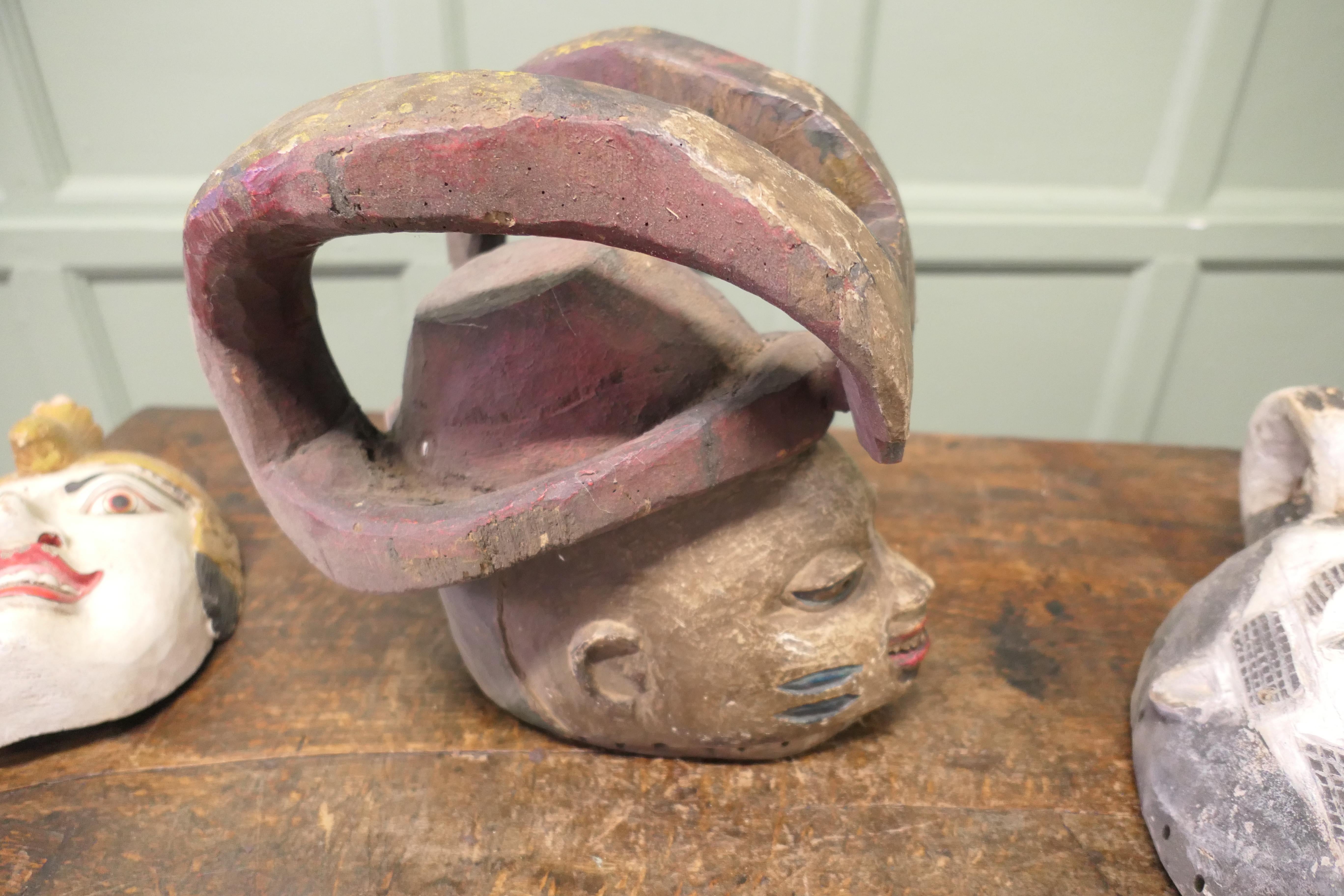 3 geschnitzte hölzerne Zeremonialmasken aus Nigeria, Afrika und Indonesien  Diese sind (19. Jahrhundert) im Angebot