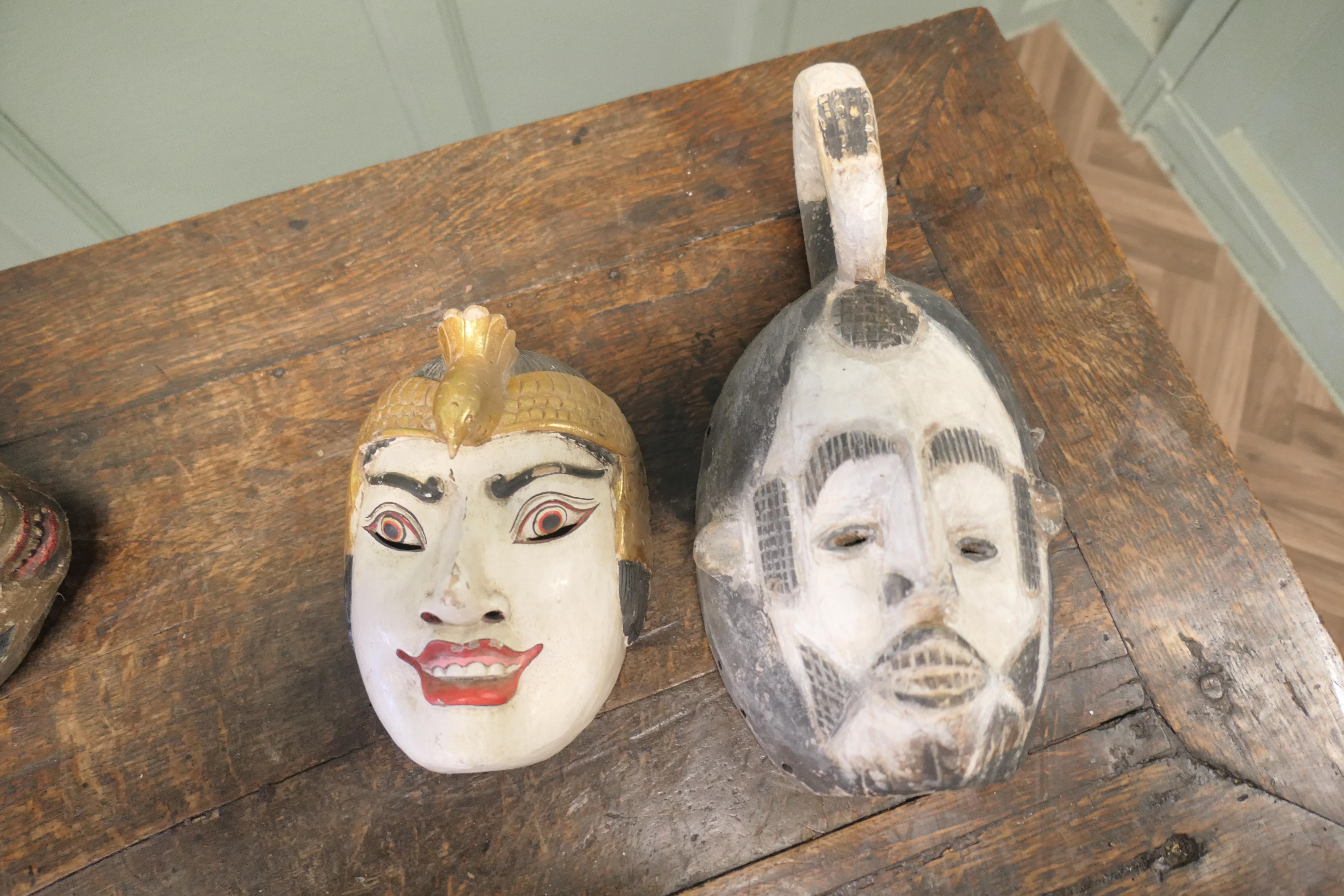 3 geschnitzte hölzerne Zeremonialmasken aus Nigeria, Afrika und Indonesien  Diese sind (Holz) im Angebot