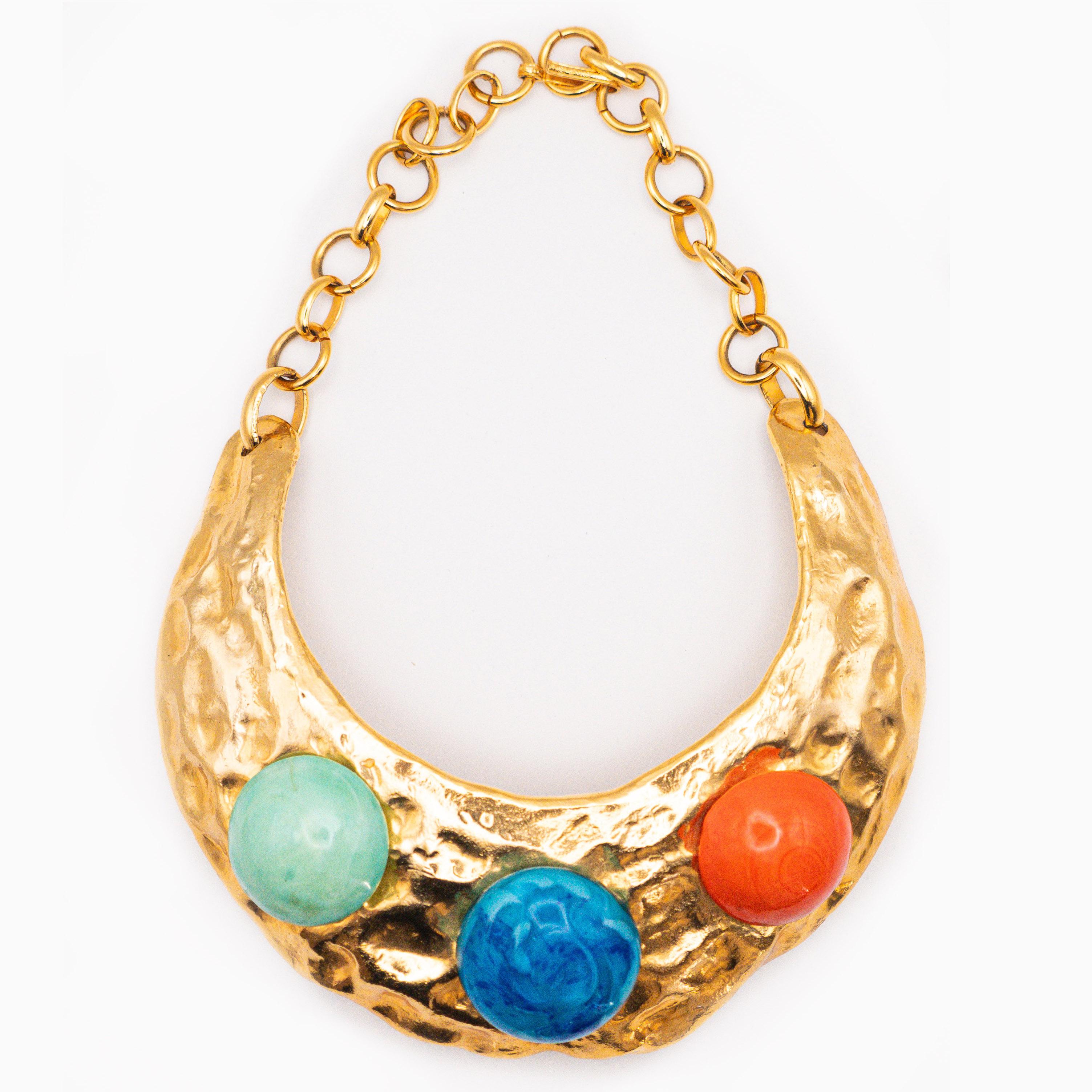 YVES SAINT LAURENT Haute Couture by ROBERT GOOSSENS 
Stiff torque necklace in hammered gilt metal decorated with polychrome ceramic cabochons - unsigned I
Interior width 9 cm
12x14cm

Robert Goossens (30 January 1927 – 7 January 2016) was a French