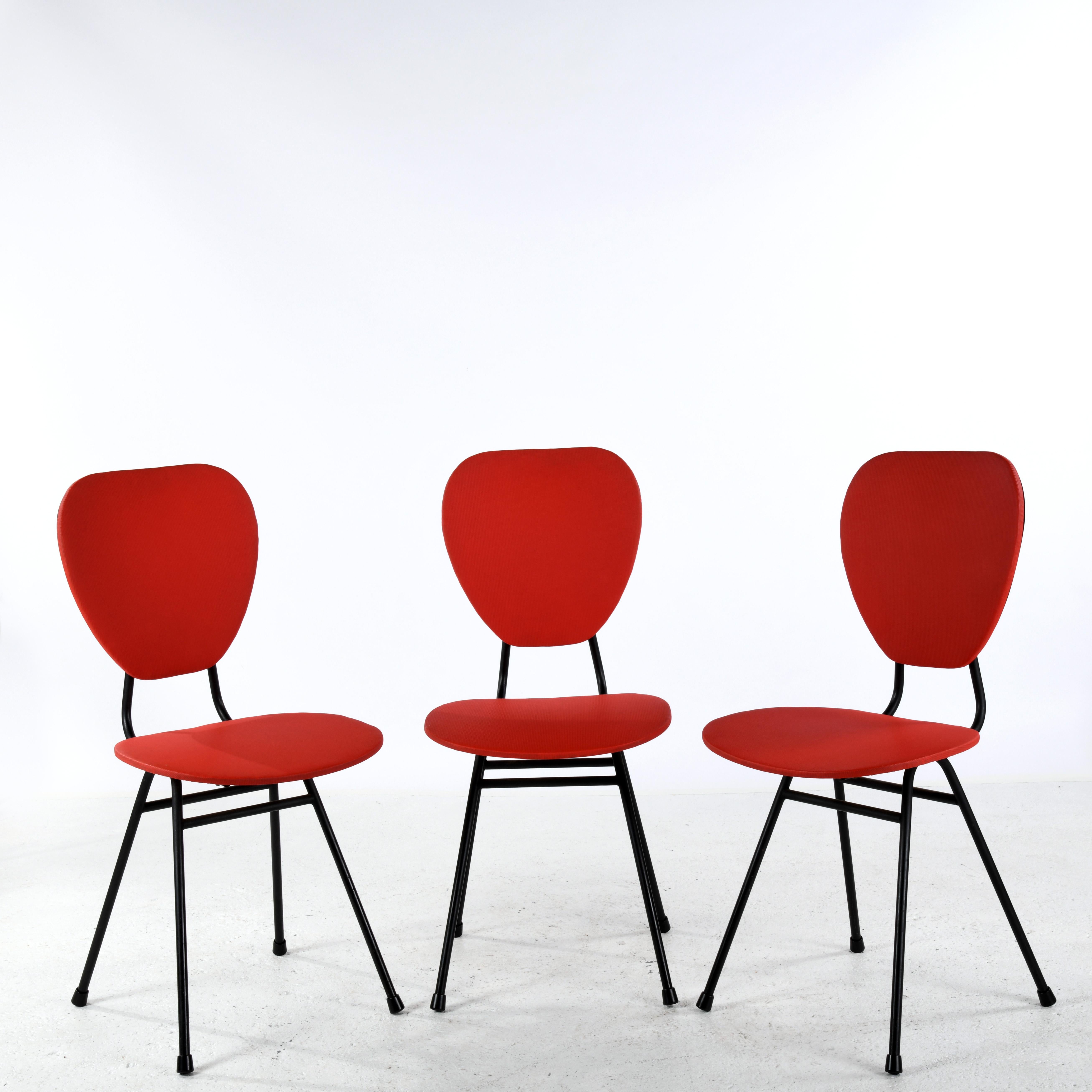 3 von Jacques Hitier in den 1950er Jahren entworfene Stühle, veröffentlicht von Tubauto. Struktur aus lackiertem Stahl, Sitze und Rückenlehnen aus Holz und Kunstleder. Sehr guter Zustand für ihr Alter! Sehr leichte Gebrauchsspuren, keine Kratzer